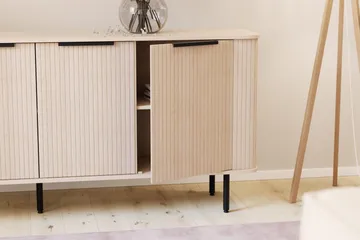 Kopparbo Ribbad Sideboard med Förvaring - Vitlaserad / Ljus Ek / Trä - Products - Förvaring - Förvaringsmöbler - Sideboard & skänk