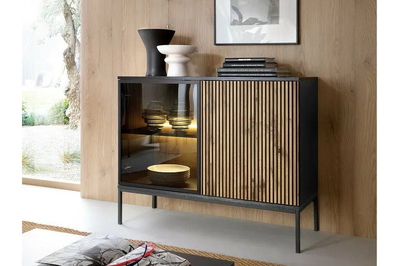 Klinkerville Lågt Vitrinskåp med belysning 39 cm djup 104 cm - Svart Trä / Glas / Ribbad - Products - Förvaring - Skåp - Vitrinskåp