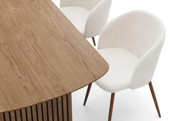 Richeto Matgrupp med 4 Greya Matstolar med Armstöd - Naturlig Finish/Vit Bouclé - Products - Möbler - Bord & matgrupp - Matgrupp