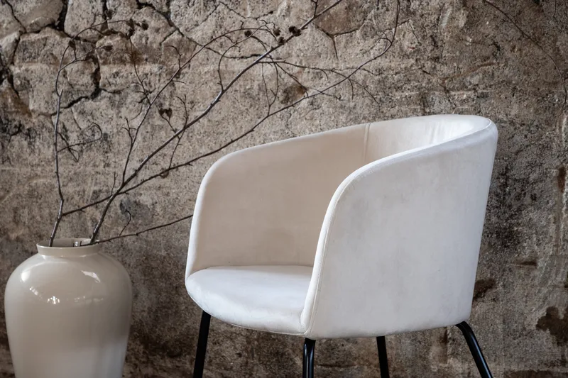 Berit Karmstol Sammet med Armstöd - Vit med svarta ben - Products - Möbler - Fåtölj & stolar - Matstol & köksstol