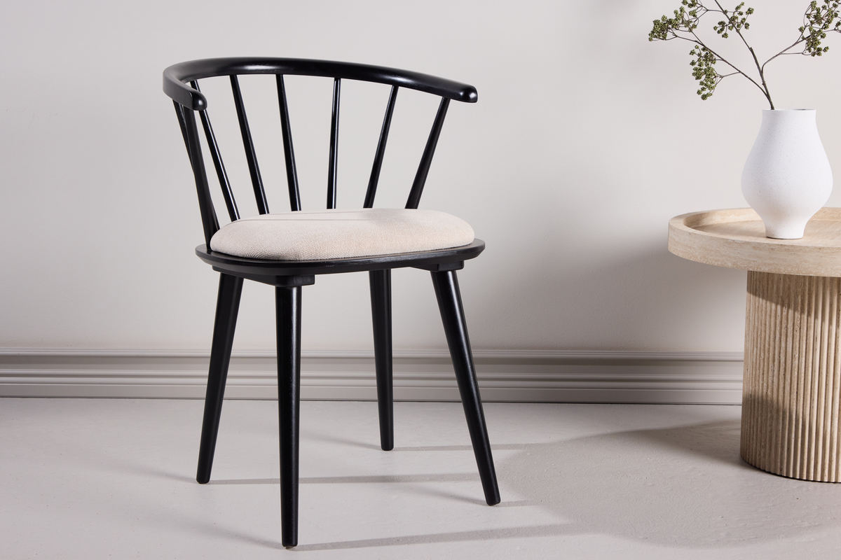 Matstol Bobby i svart gummiträ - beige dyna Matstol Bobby i svart gummiträ - beige dyna