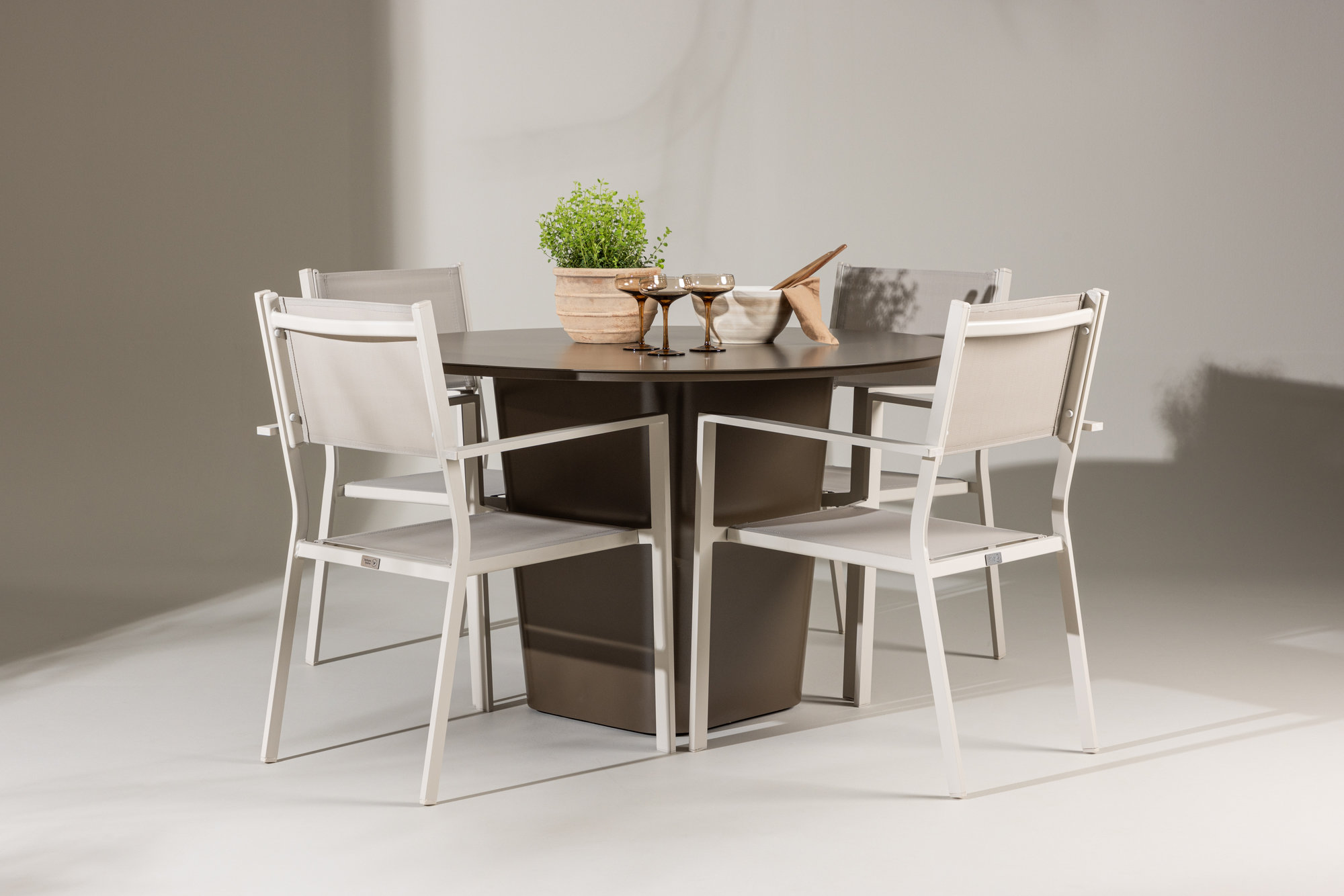 Santa Fe utematgrupp med 4 st Copacabana stapelbara stolar - Brun/Svart