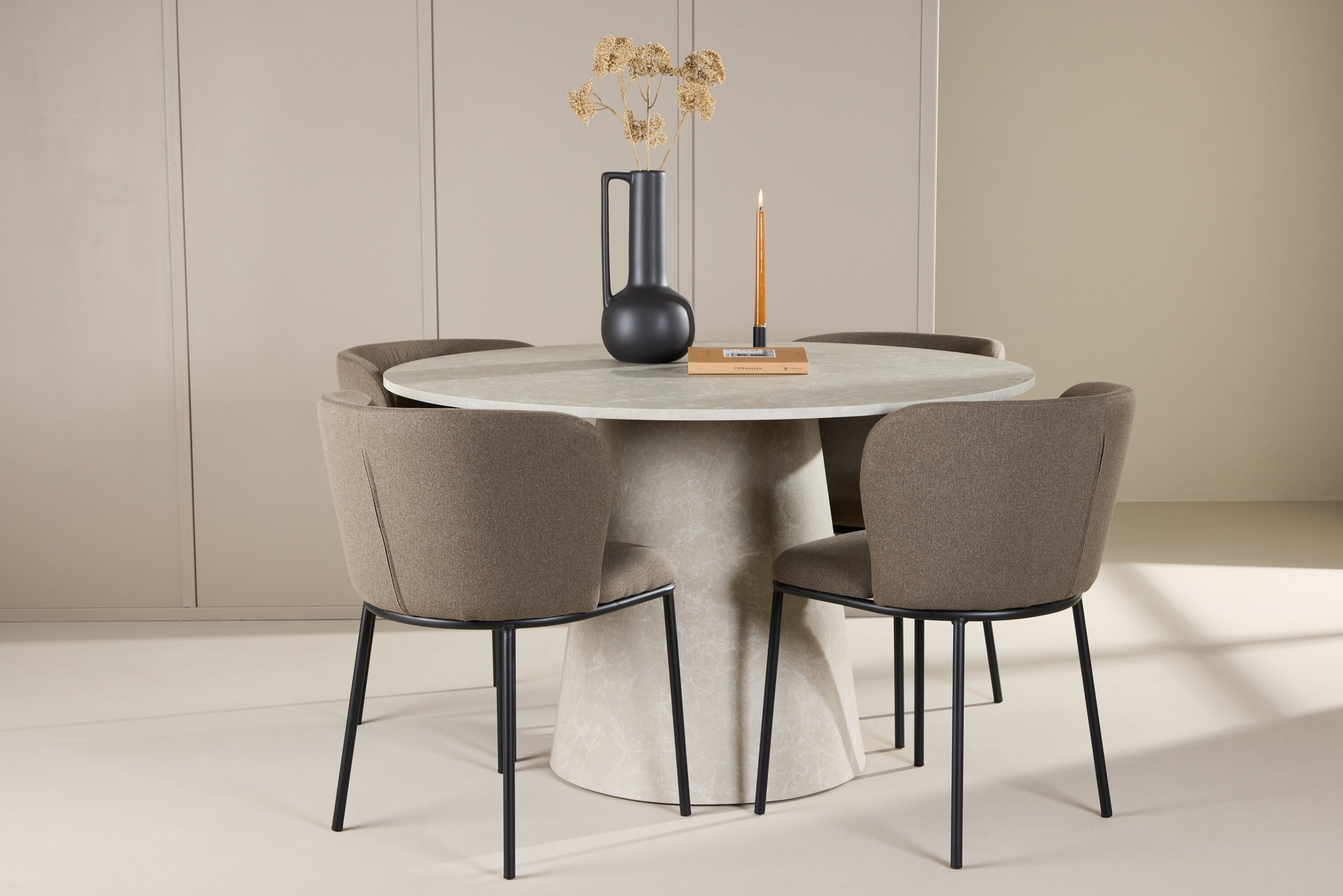 Matbord Lanzo med 4 st Edina stolar - Svart/brun/beige + 3.00 x Matbord Lanzo med 4 st Edina stolar - Svart/brun/beige + 3.00 x