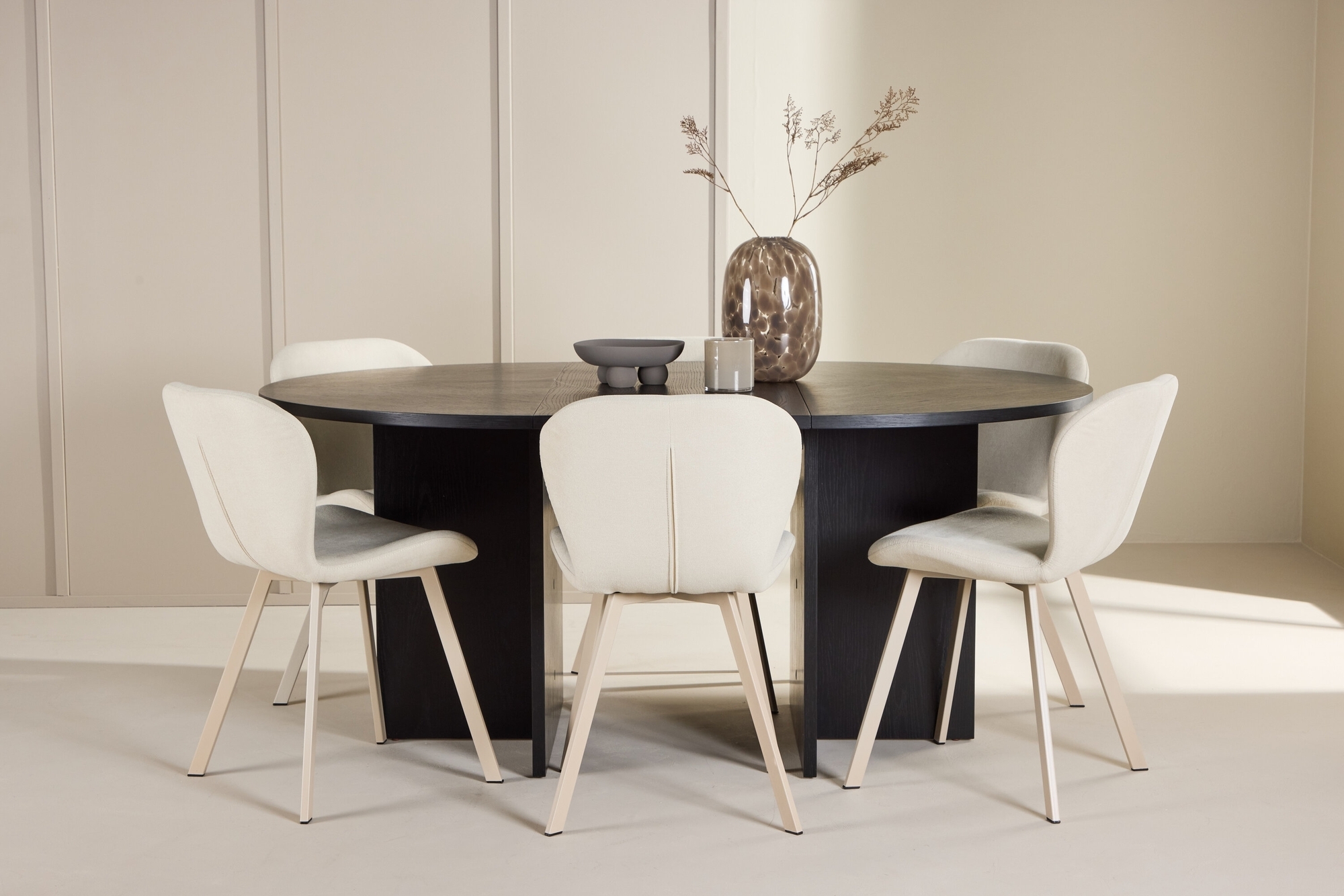 Matbord Strada med 6 st Lilja stolar - Beige/svart + 6.00 x Matbord Strada med 6 st Lilja stolar - Beige/svart + 6.00 x