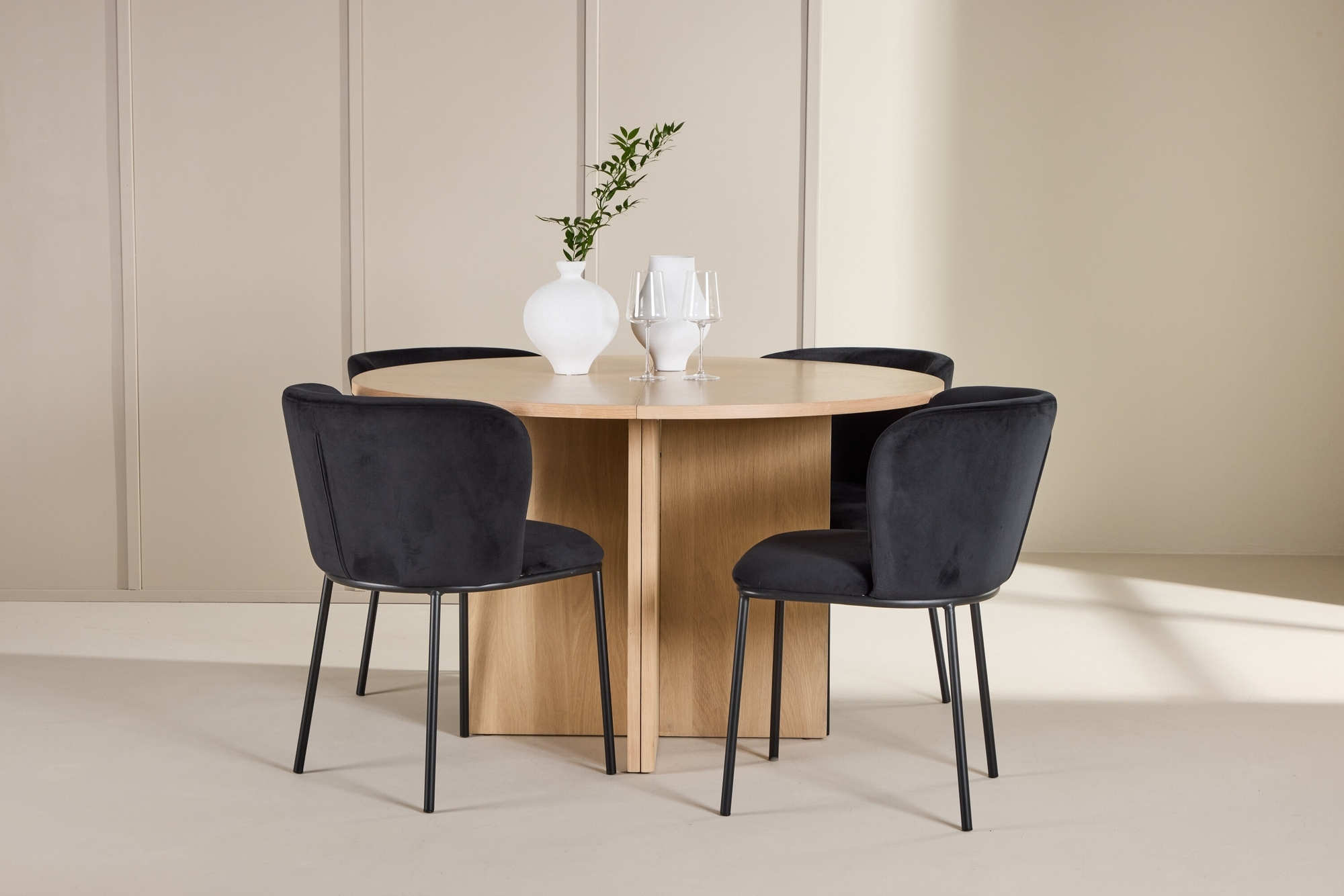 Matbord Strada med 4 st Edina stolar - Svart/whitewash + 3.00 x M�beltassar