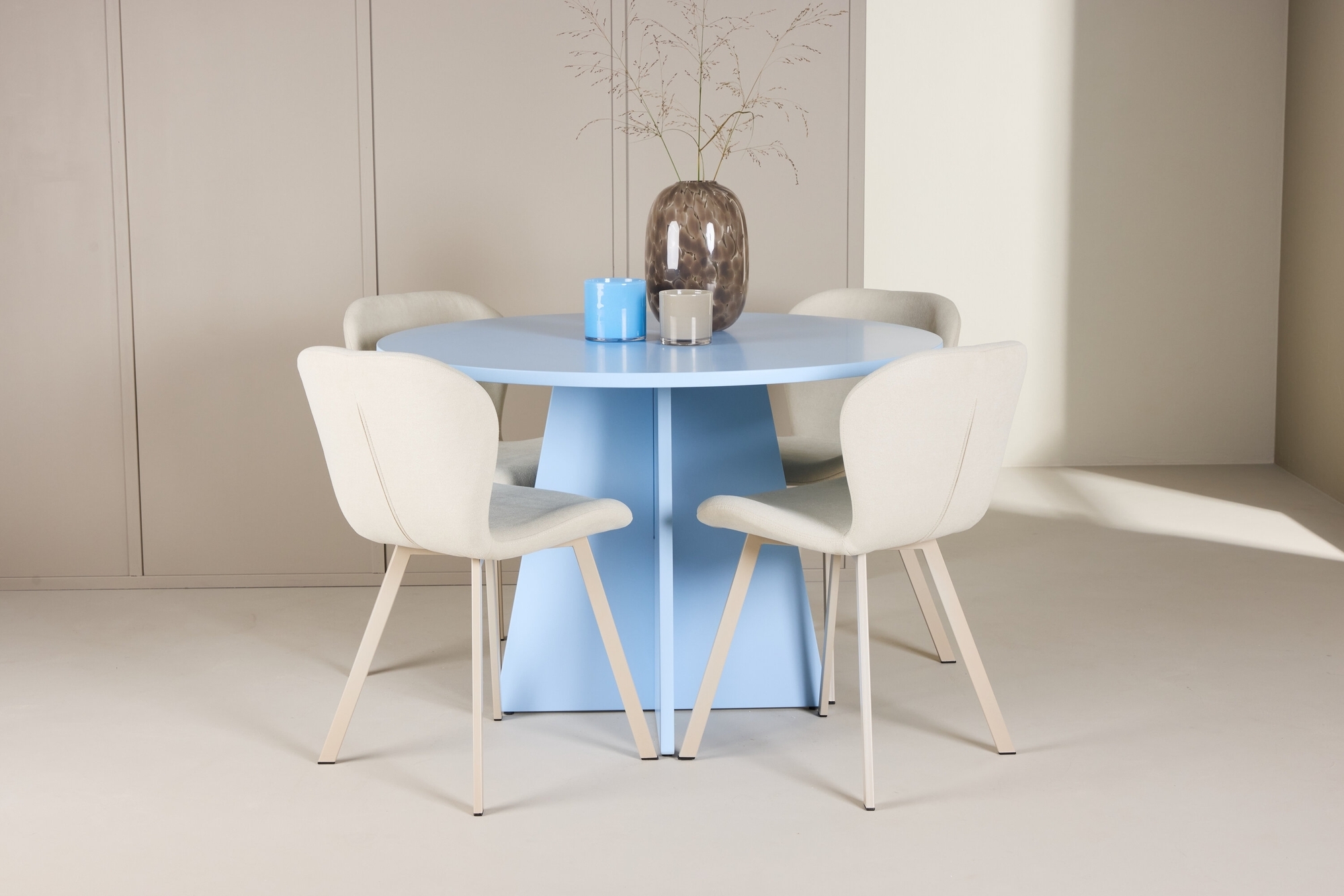 Matbord Bootcut med Lilja stolar - Beige/blå Matbord Bootcut med Lilja stolar - Beige/blå
