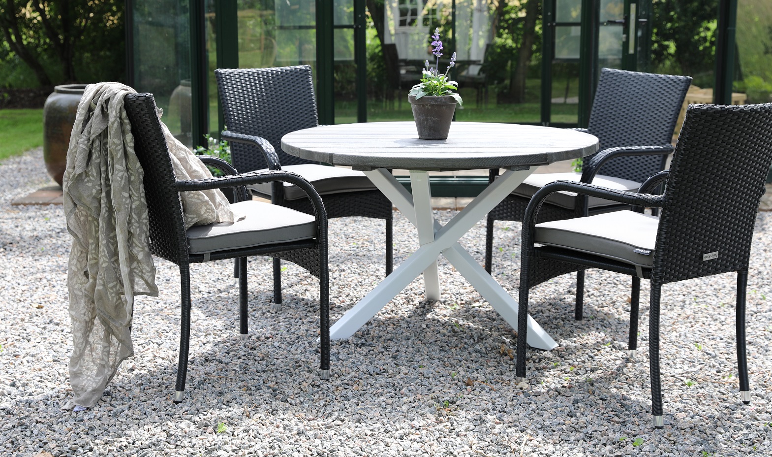 Scottsdale utematgrupp runt bord med 4 st stapelbara stolar - Gr�/svart/vit