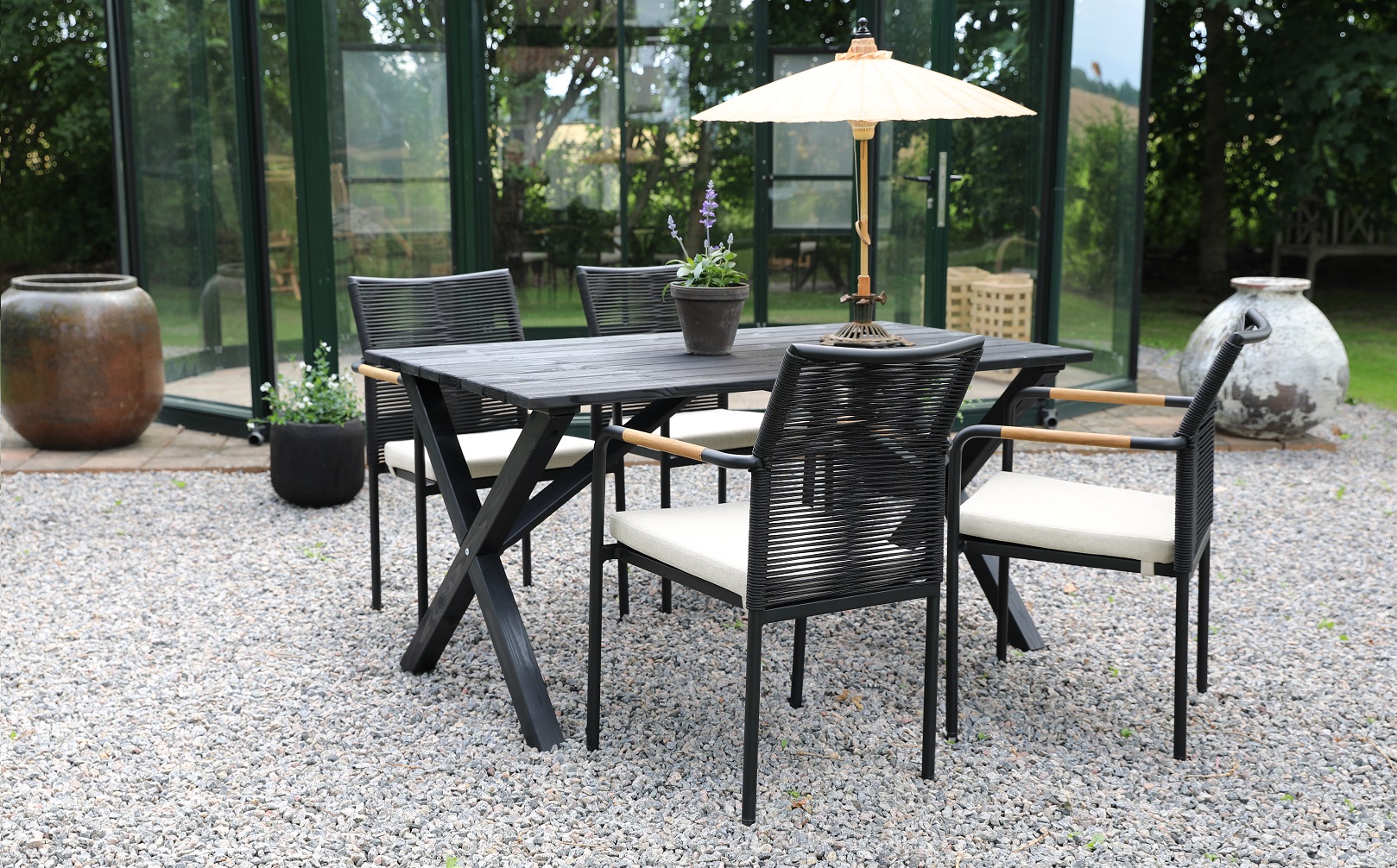 Scottsdale outdoor dining groepseettafel met 4 Skanör frame stoelen - Zwart/Teak/Beige Scottsdale outdoor dining groepseettafel met 4 Skanör frame stoelen - Zwart/Teak/Beige