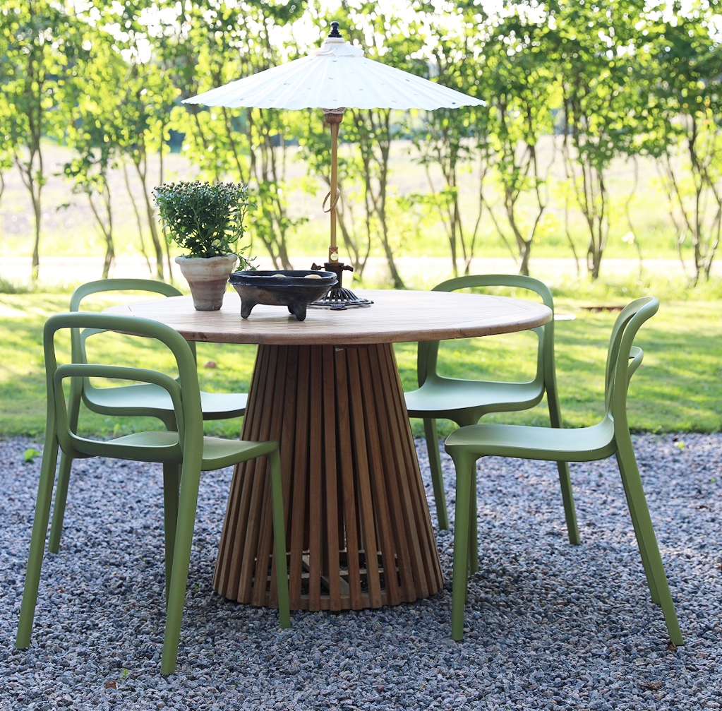 Matgrupp Saltö teak: Teakbord runt 120 cm inklusive 4 st Nordanå stolar Matgrupp Saltö teak: Teakbord runt 120 cm inklusive 4 st Nordanå stolar