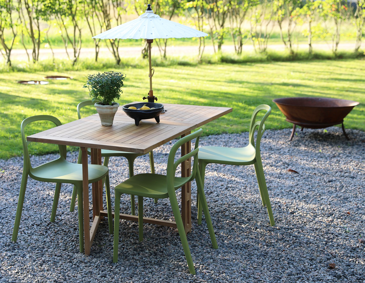 Matgrupp Saltö teak: Slagbord i teak inklusive 4 st Nordanå stolar Matgrupp Saltö teak: Slagbord i teak inklusive 4 st Nordanå stolar