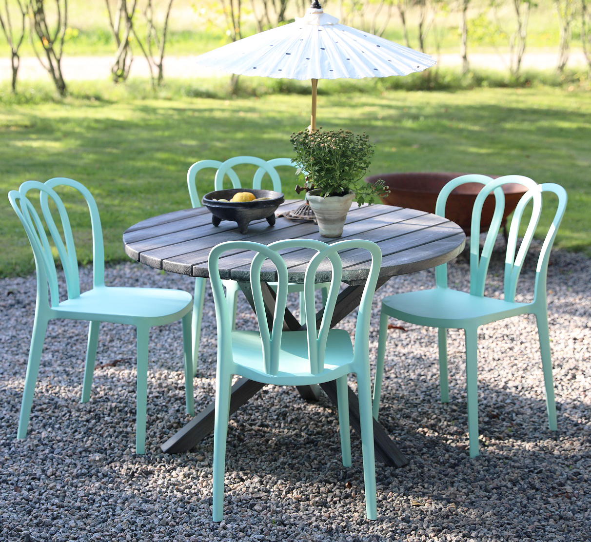 Matgrupp Scottsdale: Runt grått träbord inklusive 4 st Bally stapelbara stolar Matgrupp Scottsdale: Runt grått träbord inklusive 4 st Bally stapelbara stolar