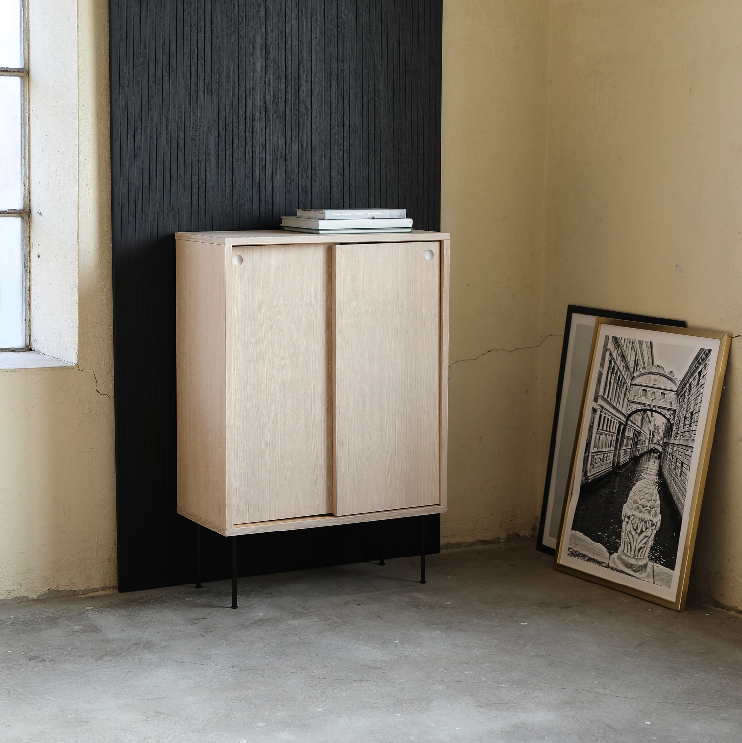 Volume skåp i whitewash med skjutdörrar Volume skåp i whitewash med skjutdörrar