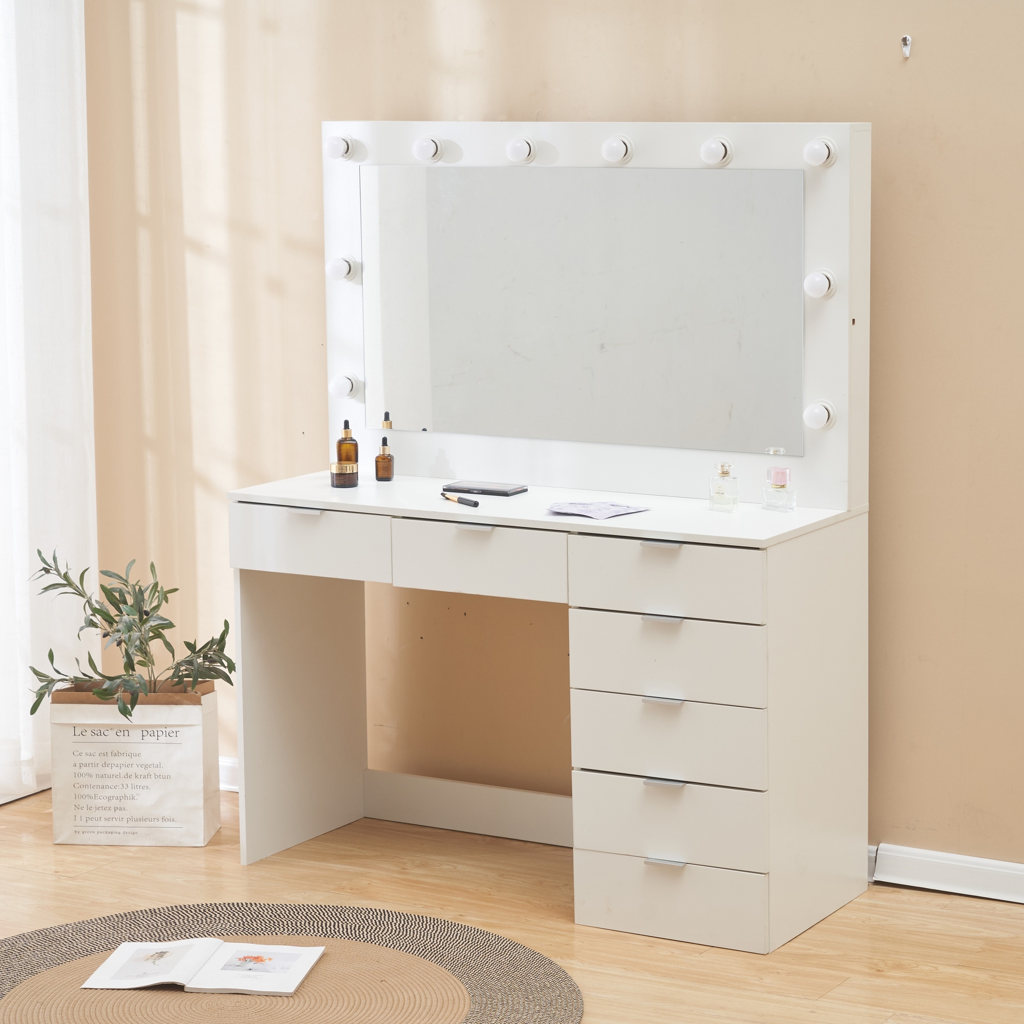 Sminkbord med spegel, belysning och f�rvaring