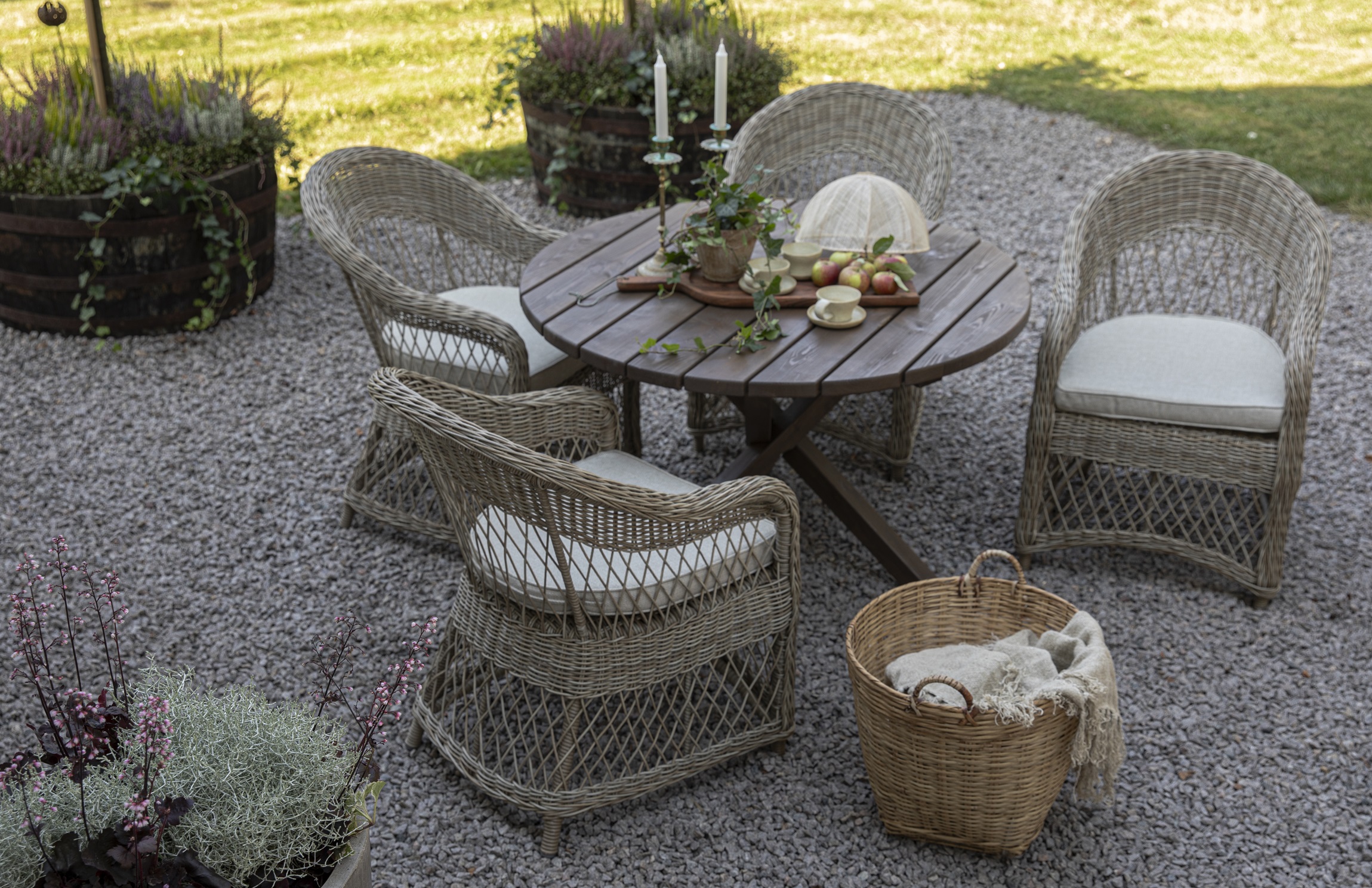 Utegrupp Marbella: Scottsdale runt brunt matbord Ø112 cm inklusive 4 st Marbella karmstolar i natrufärgad konstrotting Utegrupp Marbella: Scottsdale runt brunt matbord Ø112 cm inklusive 4 st Marbella karmstolar i natrufärgad konstrotting