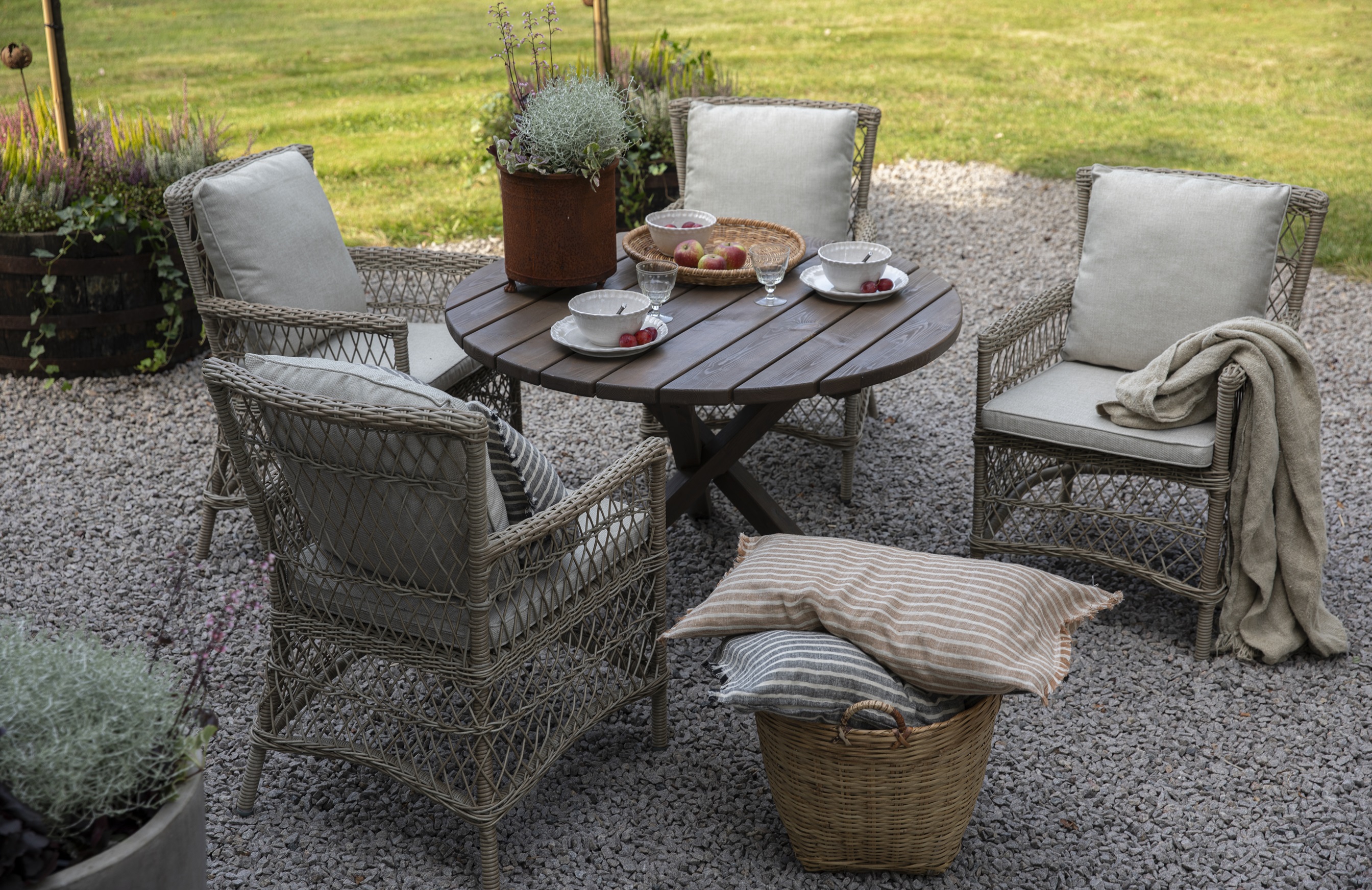 Utegrupp Provence: Scottsdale runt brunt matbord �112 cm inklusive 4 st Provence karmstolar i natruf�rgad konstrotting