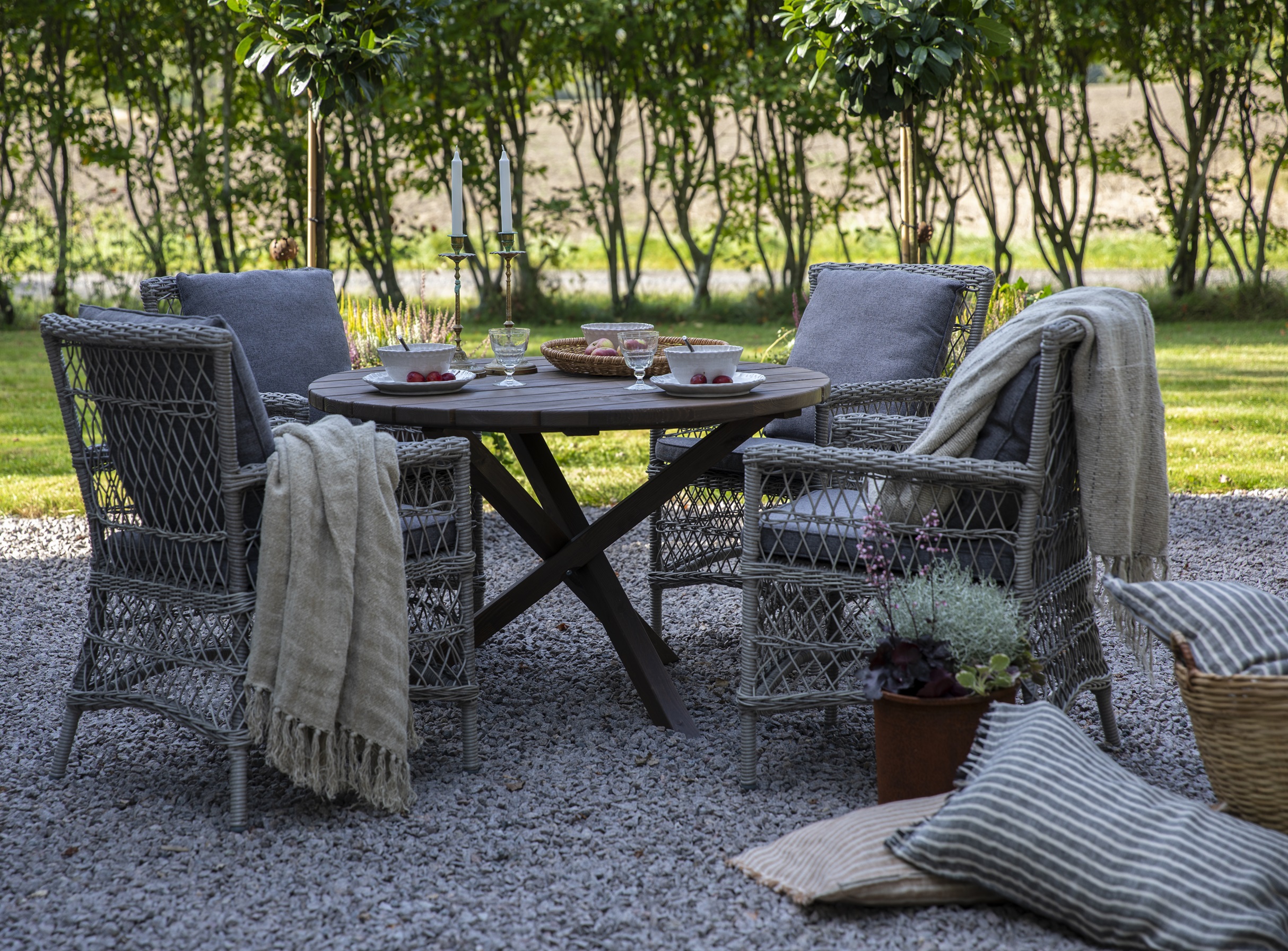 Utegrupp Provence: Scottsdale runt brunt matbord �112 cm inklusive 4 st Provence karmstolar i gr� konstrotting