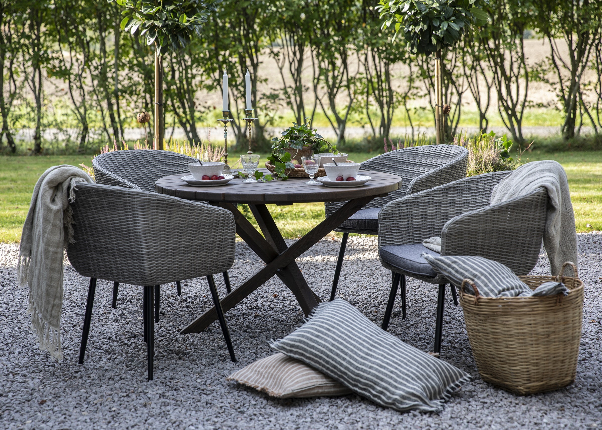 Utegrupp Aster: Scottsdale runt brunt matbord �112 cm inklusive 4 st Aster karmstolar i gr� konstrotting