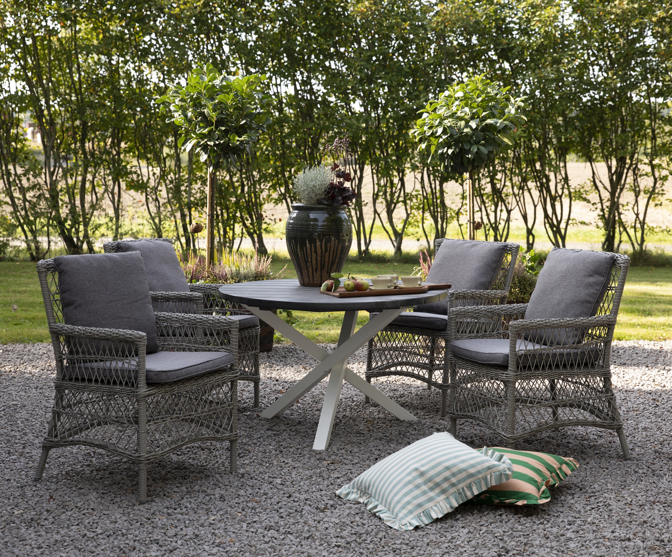 Utegrupp Provence: Scottsdale runt gr�/vit matbord �112 cm inklusive 4 st Provence karmstolar i gr� konstrotting