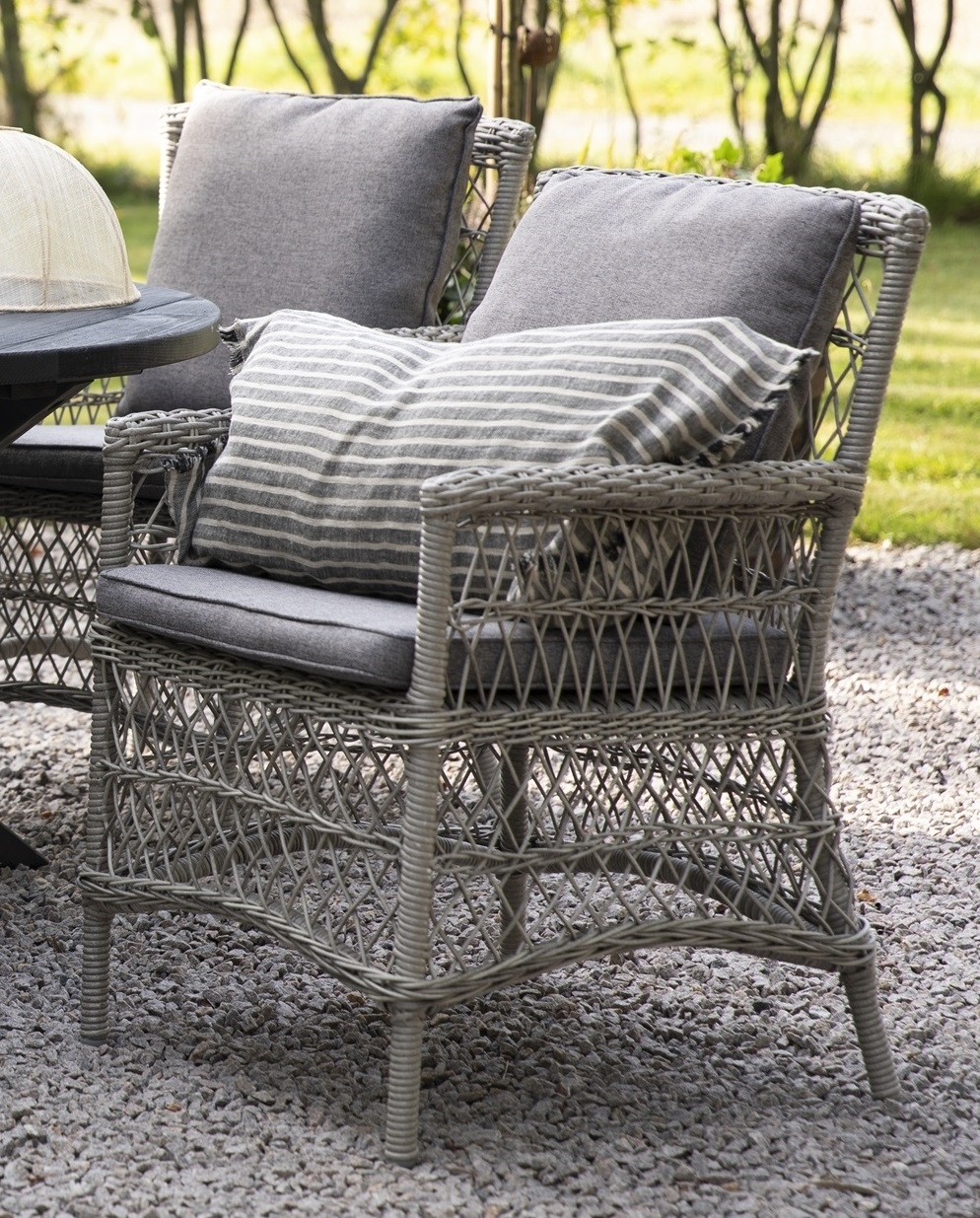 Utematstol i grå rotting med dyna Utematstol i grå rotting med dyna