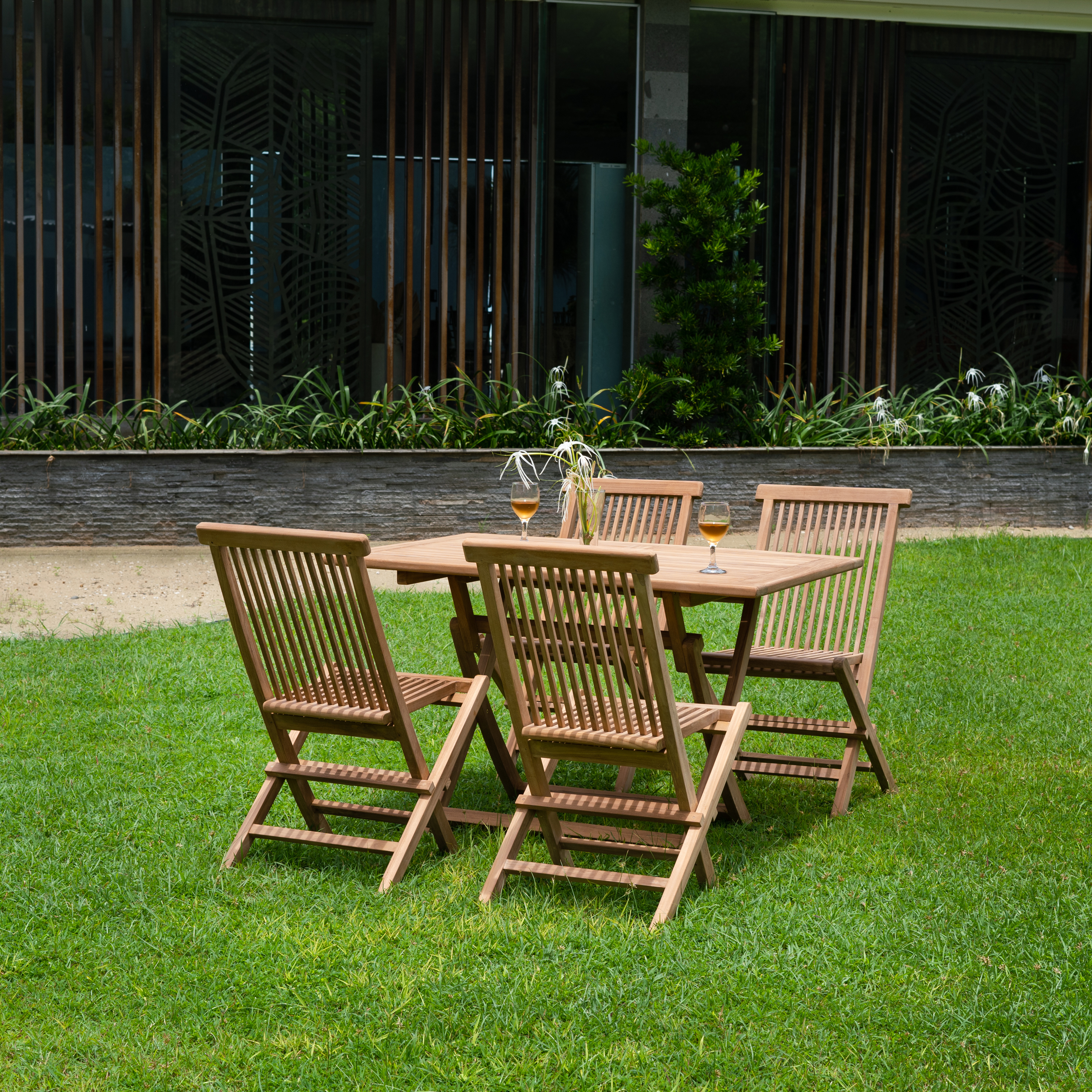 Utegrupp i teak; bord med 4 st stolar - Salt�