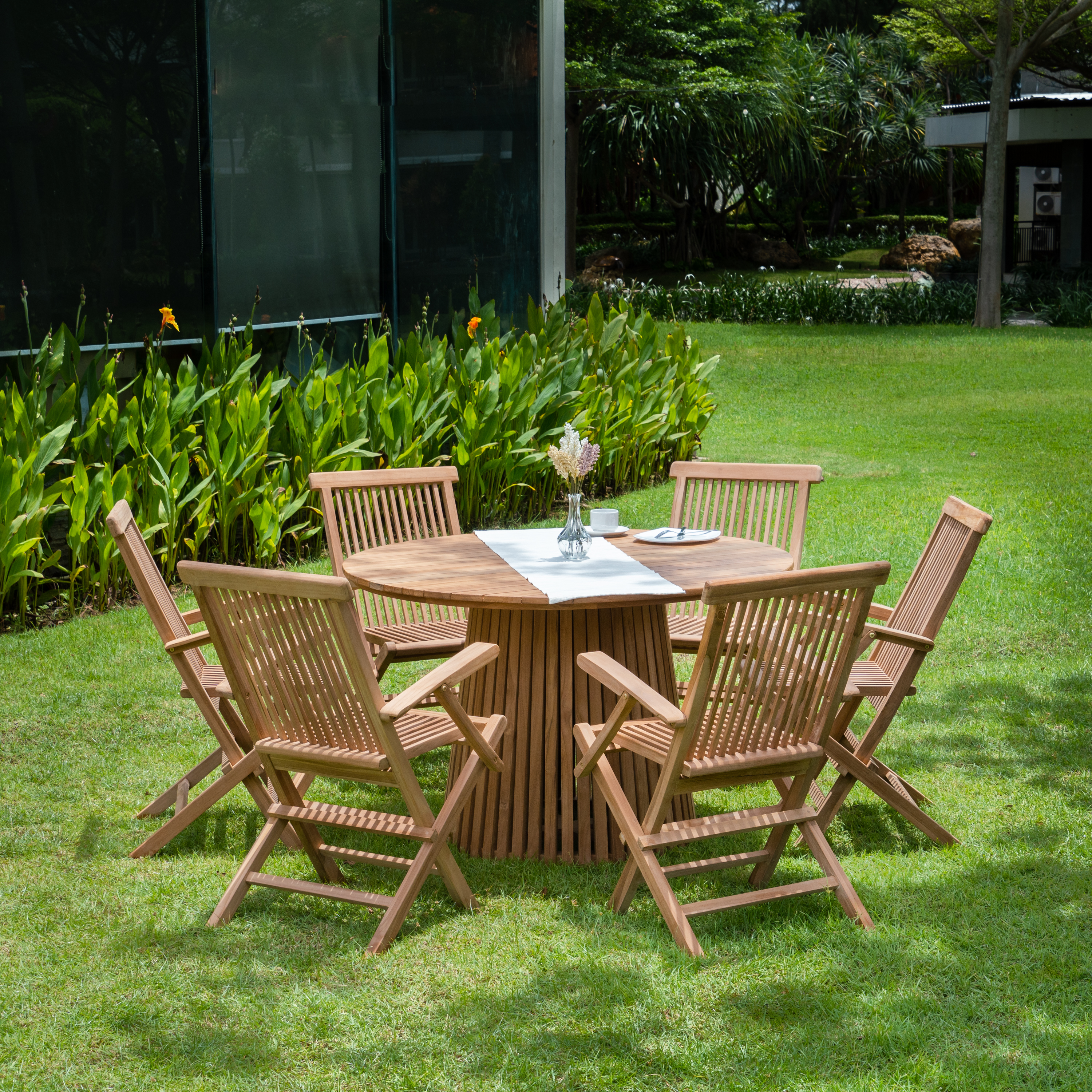 Utegrupp i teak: runt bord med 6 st karmstolar - Salt�