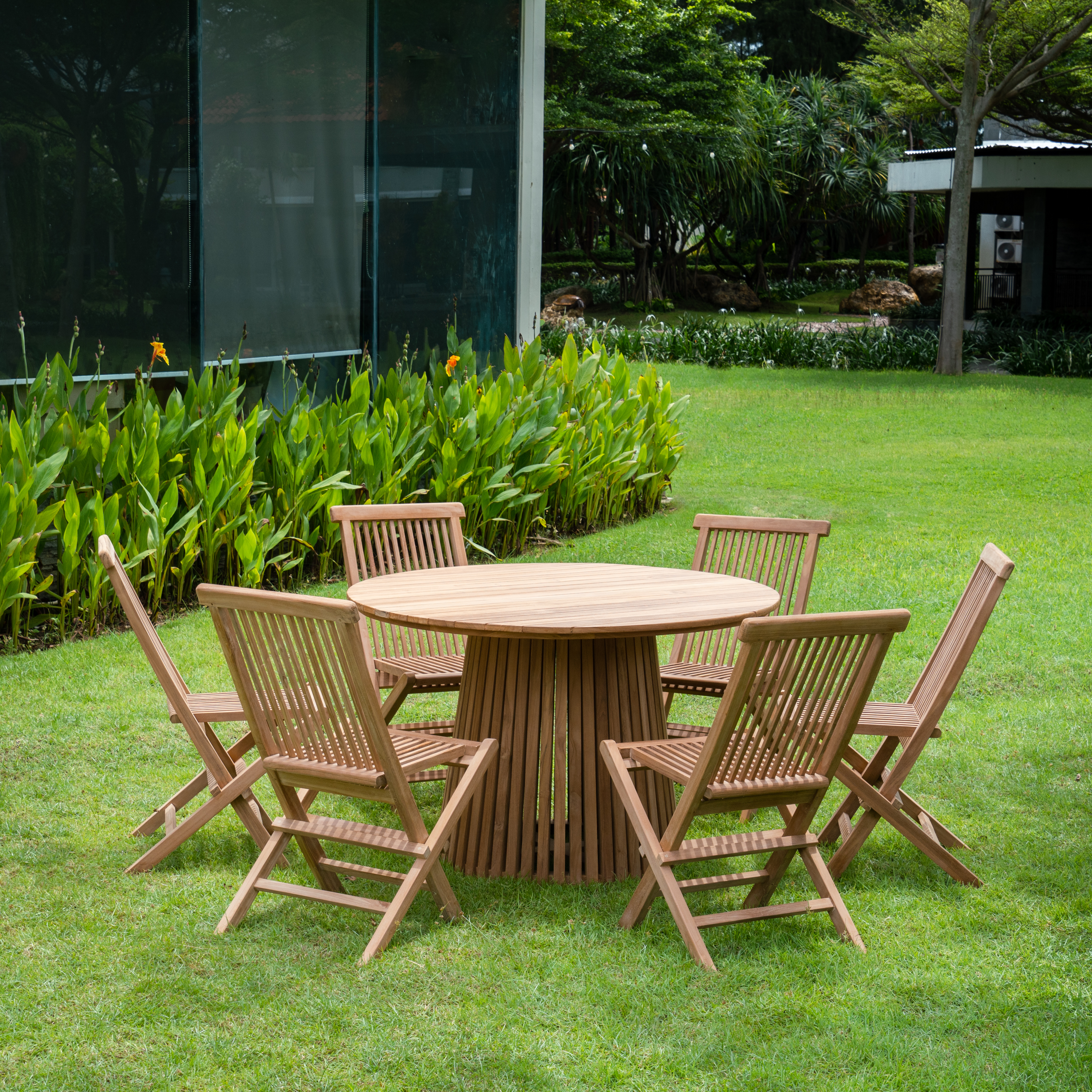 Saltö utegrupp i teak: runt teakbord med 6 st teakstolar Saltö utegrupp i teak: runt teakbord med 6 st teakstolar