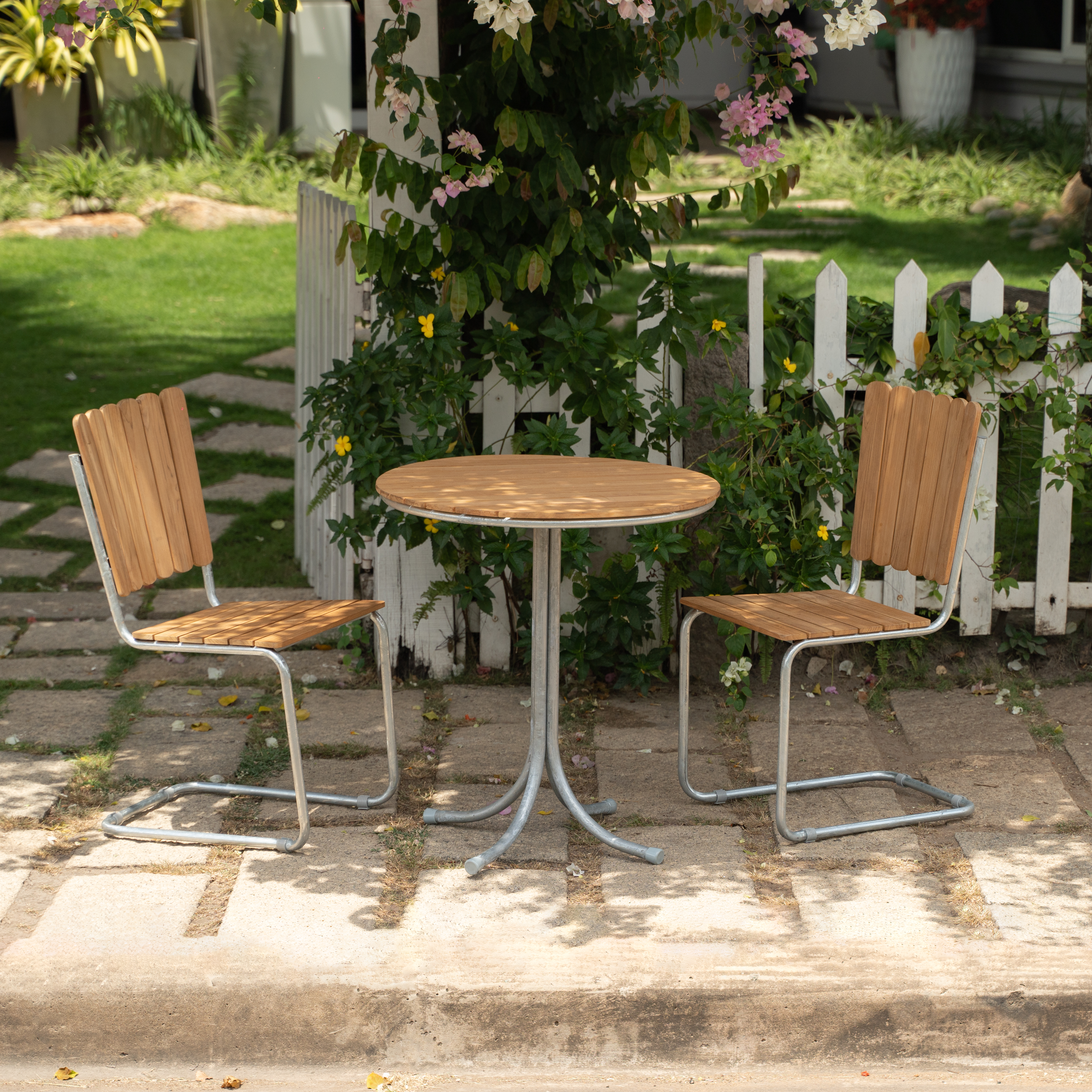 Möllan balkongset i teak: 2 st stolar med runt bord Möllan balkongset i teak: 2 st stolar med runt bord