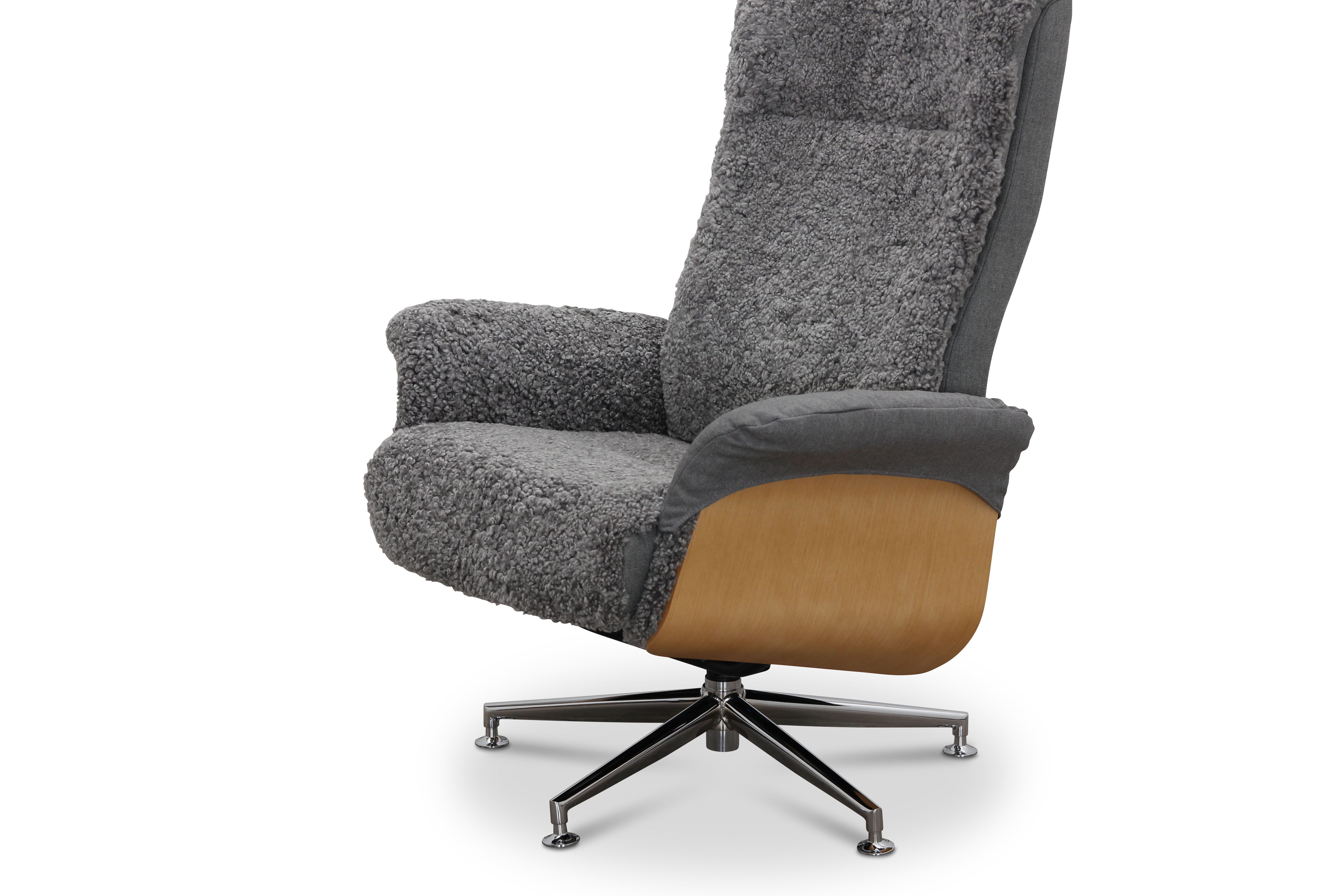 Reclinerfåtölj med fotpall i äkta fårskinn ek/grafitgrå - Ulla + Möbeltassar Reclinerfåtölj med fotpall i äkta fårskinn ek/grafitgrå - Ulla + Möbeltassar