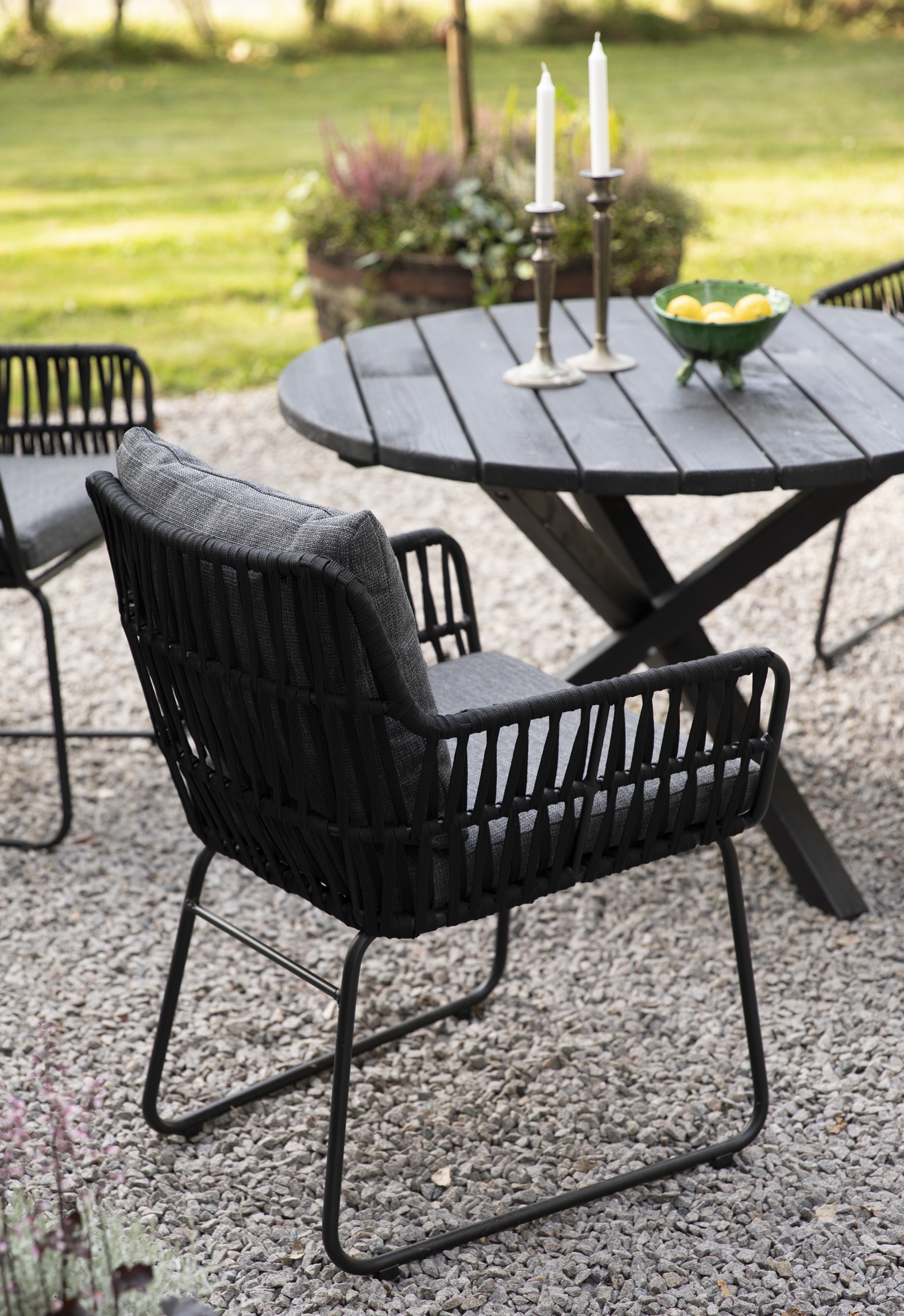 Utestol med rep och gr� dynor + Textilskydd f�r utem�bler