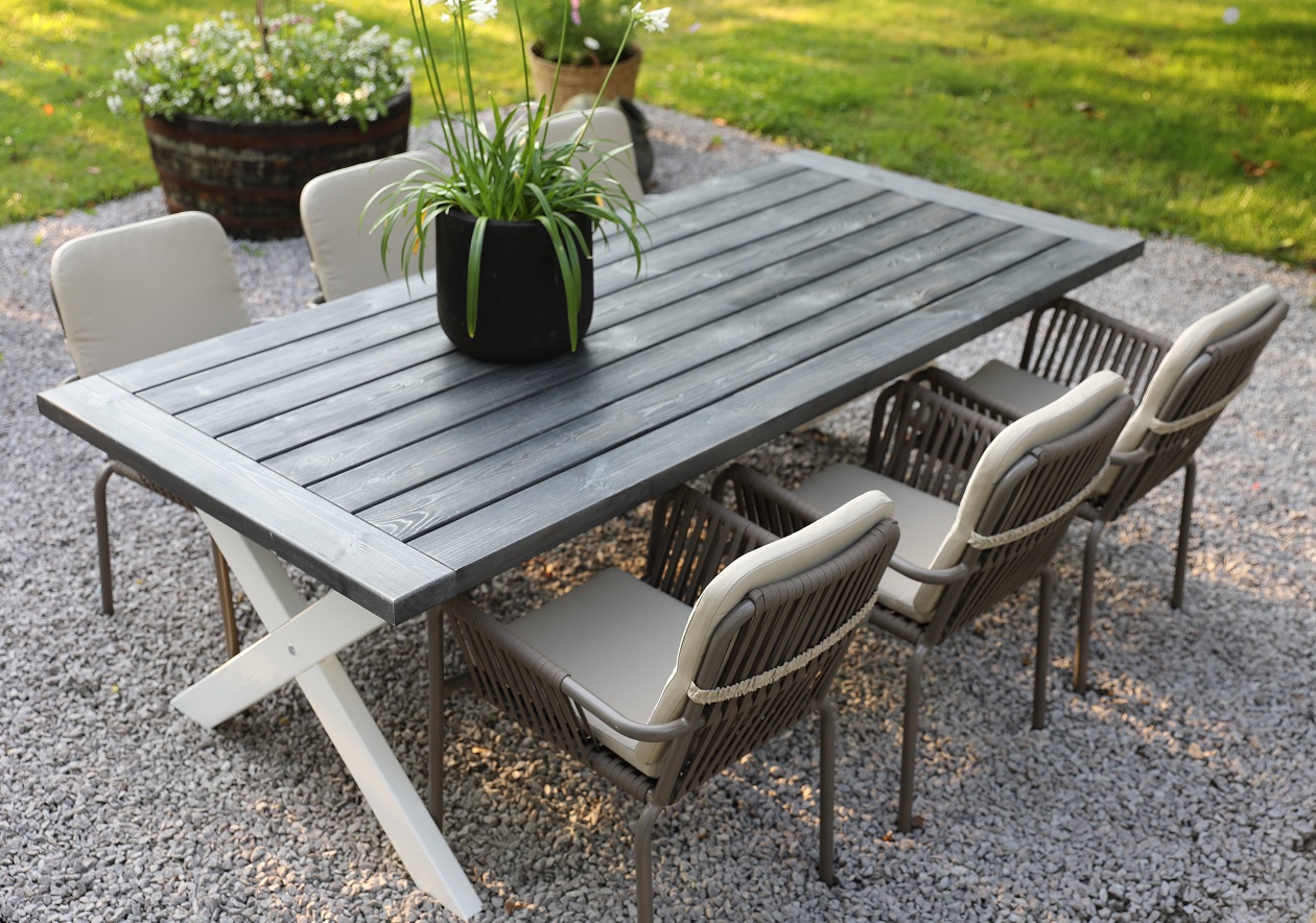 Utematgrupp; Matbord 220 cm med 6 st stapelbara karmstolar