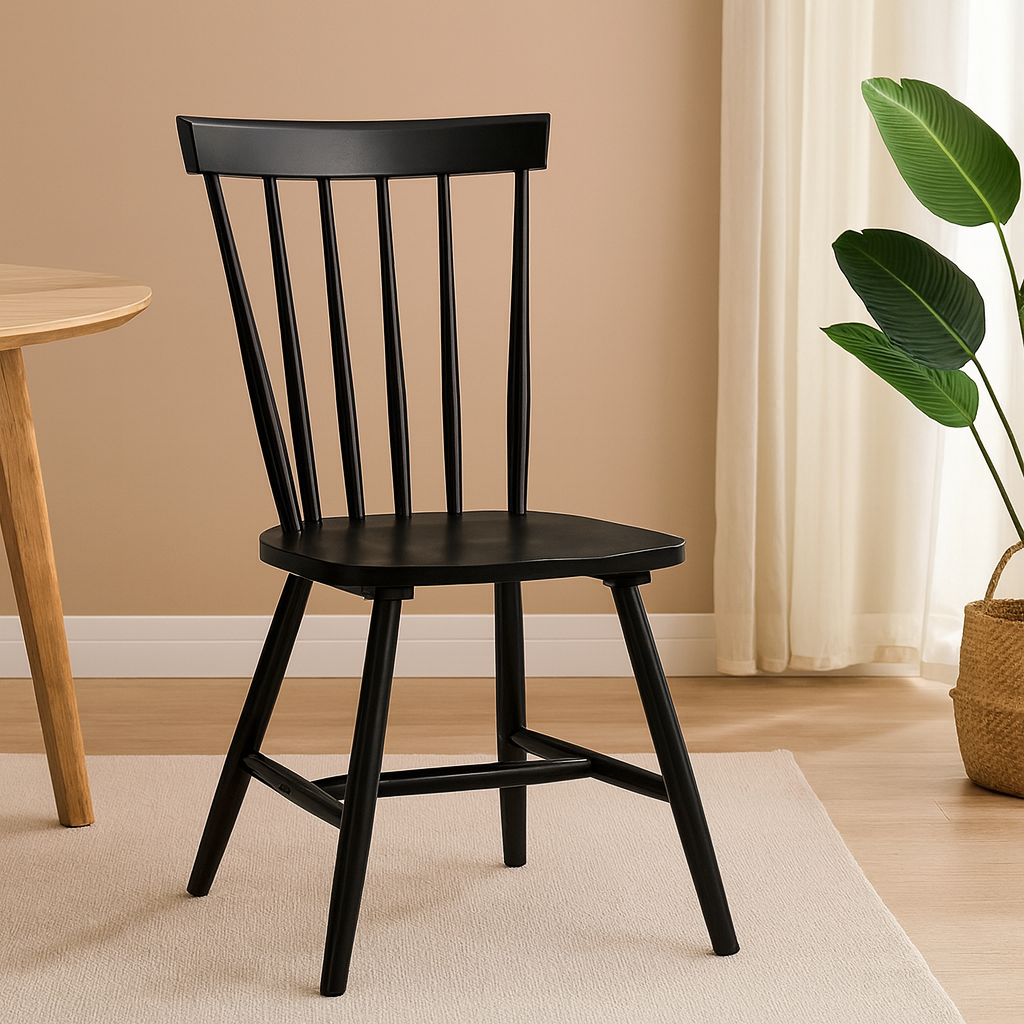 F�r� svart pinnstol i tr� + M�beltassar