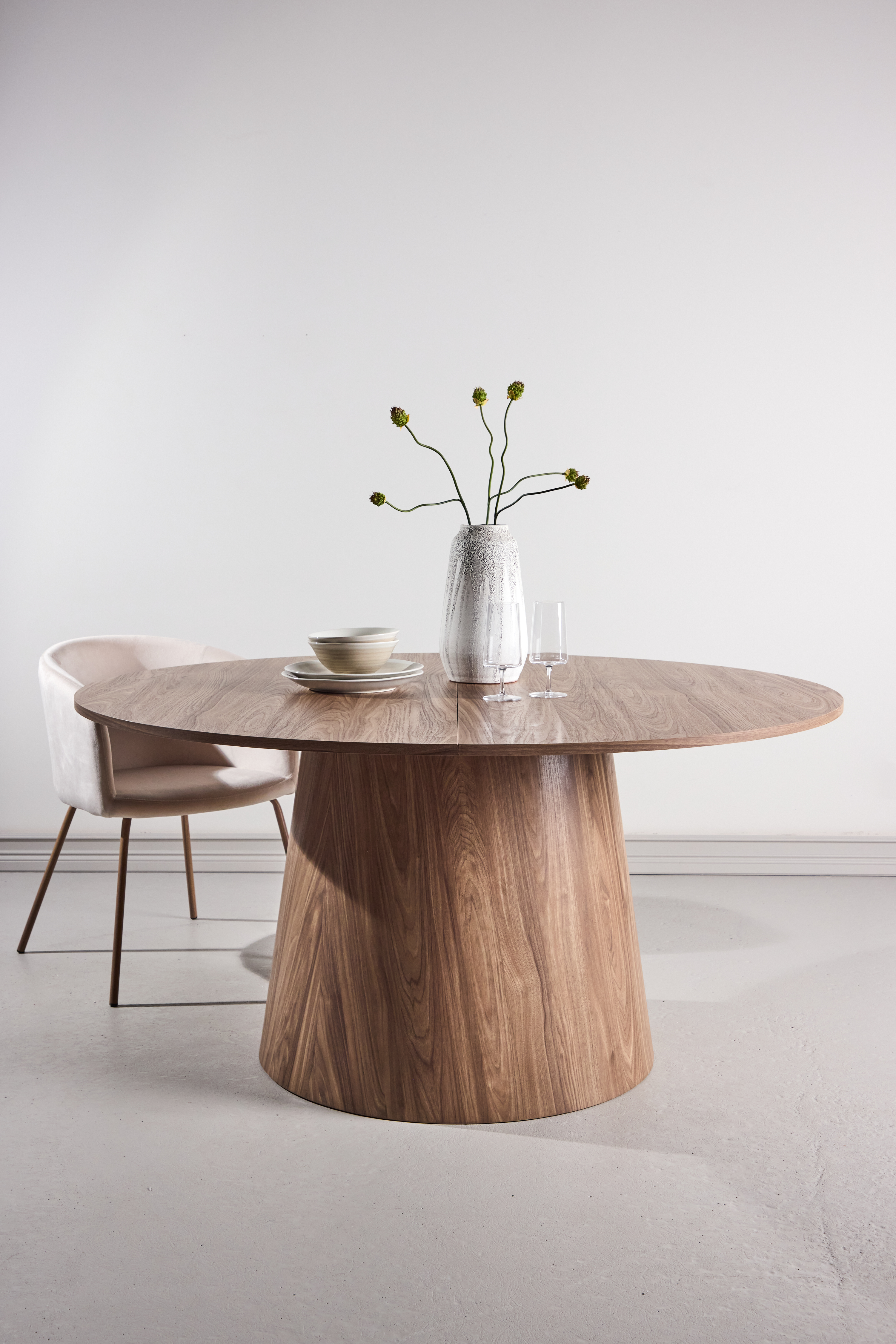 Lanzo Dining Table �150 � Valn�t
