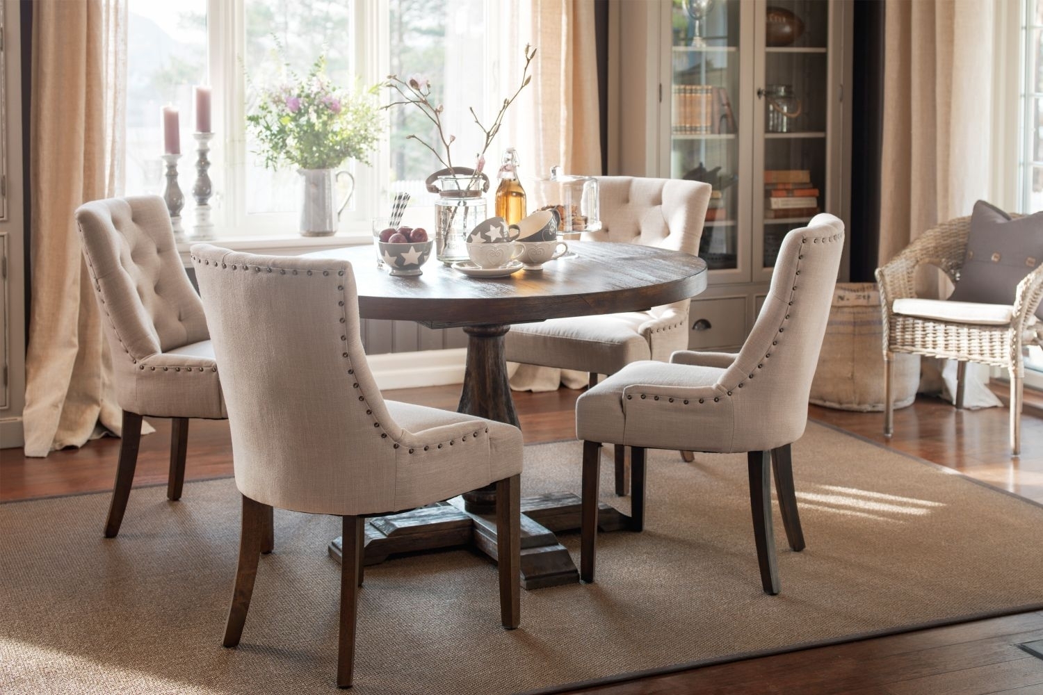 Matgrupp: Lamier matbord runt + 4 st Tuva beige stolar + 3.00 x M�beltassar