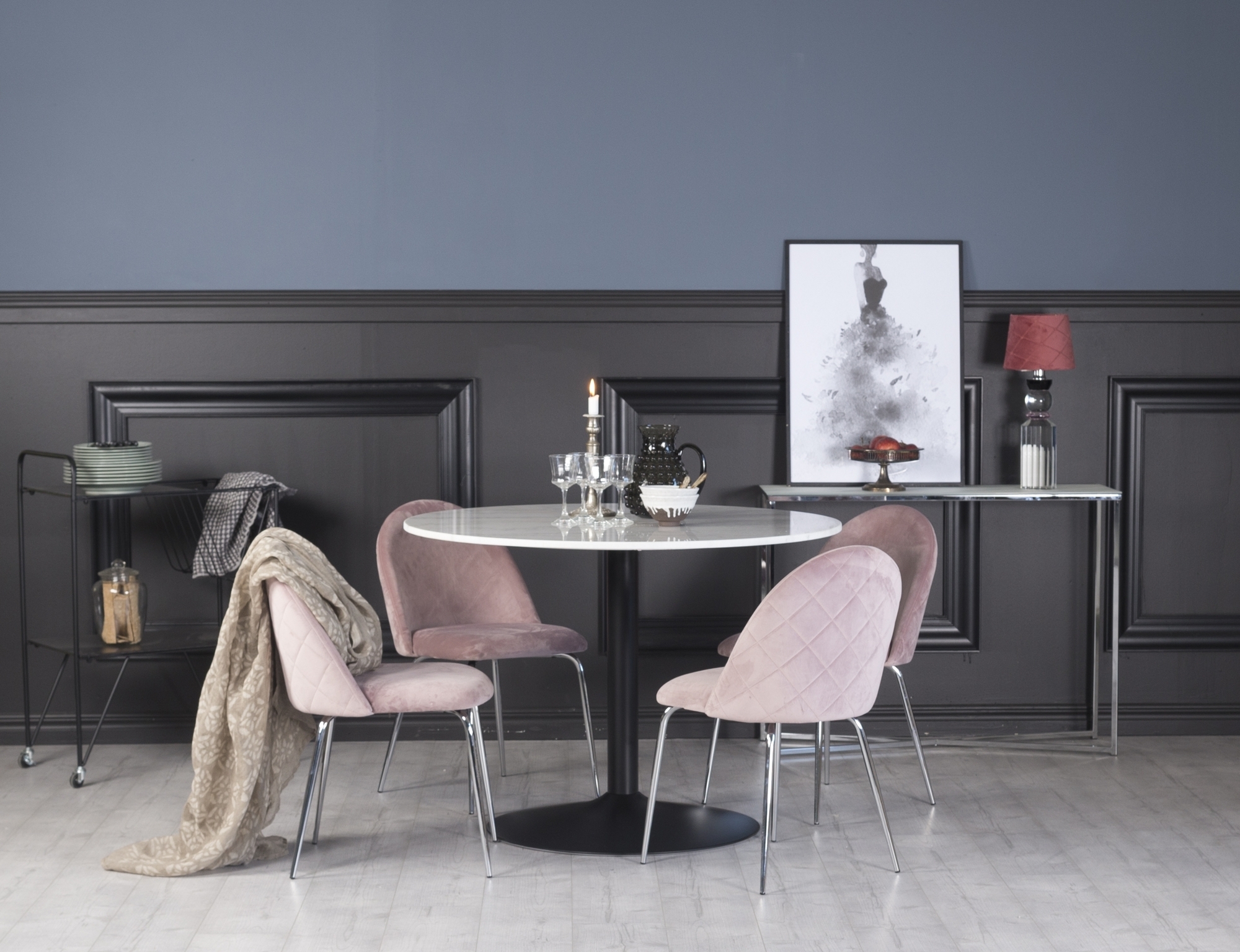 Plaza matgrupp, marmorbord med 4 st Plaza sammetsstolar - Rosa/Krom/svart