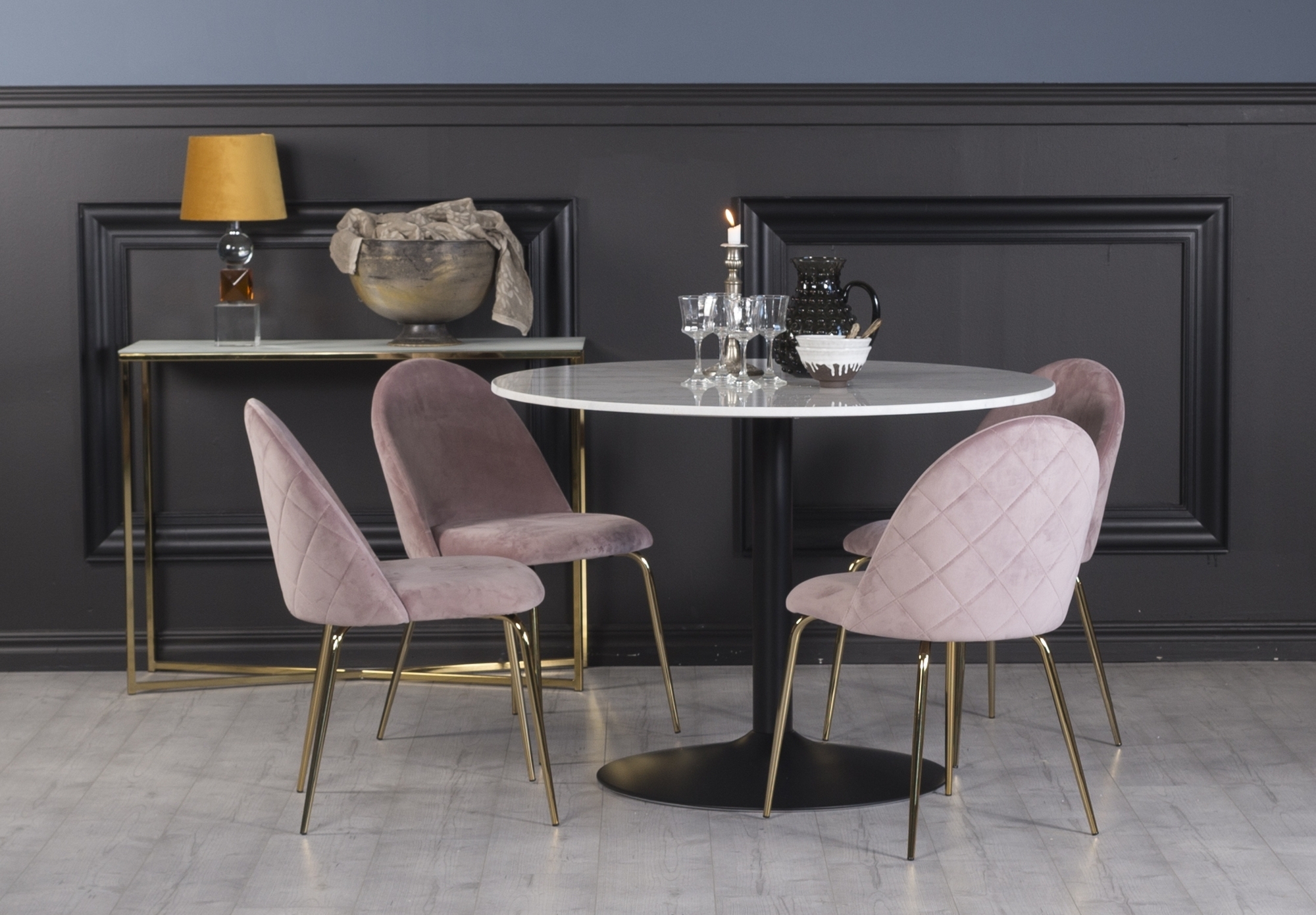 Plaza matgrupp, marmorbord med 4 st Plaza sammetsstolar - Rosa/Mässing/Svart Plaza matgrupp, marmorbord med 4 st Plaza sammetsstolar - Rosa/Mässing/Svart