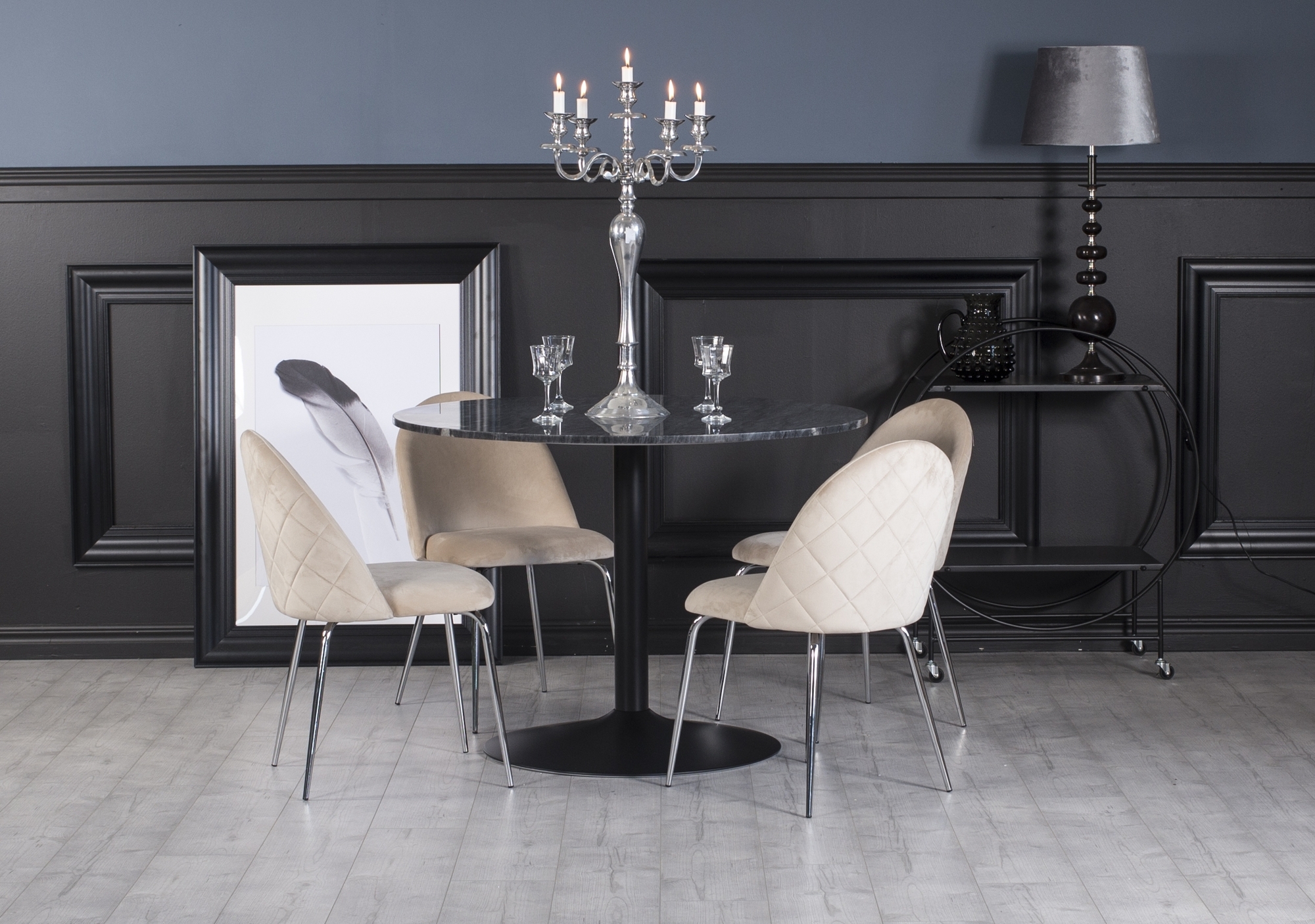 Plaza matgrupp, marmorbord med 4 st Plaza sammetsstolar - Beige/Grå/Svart Plaza matgrupp, marmorbord med 4 st Plaza sammetsstolar - Beige/Grå/Svart