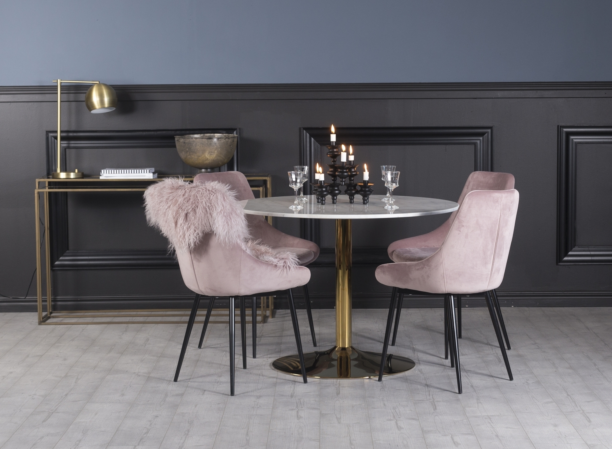 Plaza matgrupp, marmorbord med 4 st Theo sammetsstolar - Rosa/Vit/M�ssing