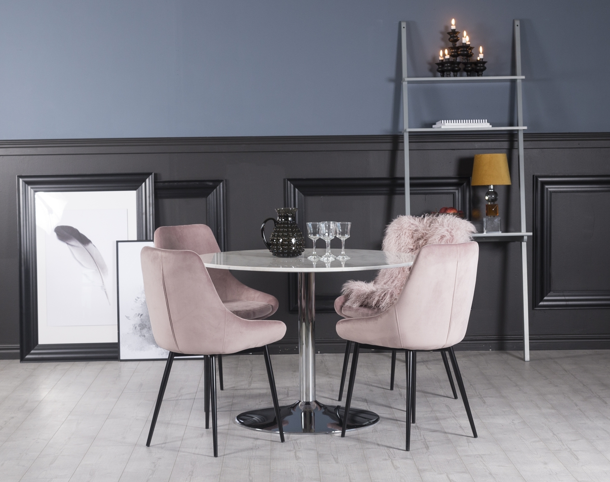 Plaza matgrupp, marmorbord med 4 st Theo sammetsstolar - Rosa/Vit/Krom