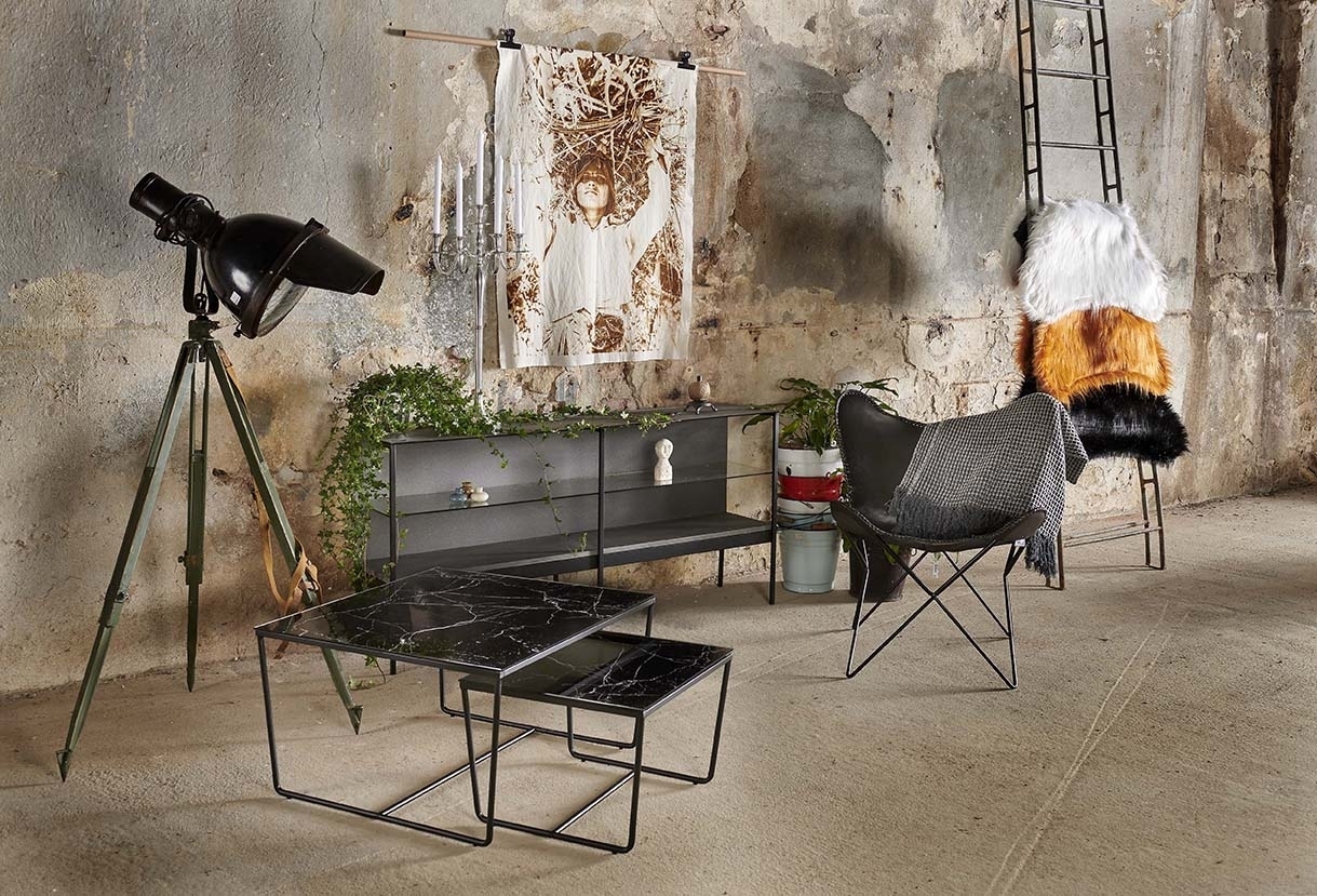 Fiona svart sideboard med glasskiva 160 cm bred + Textilv�rd f�r m�bler