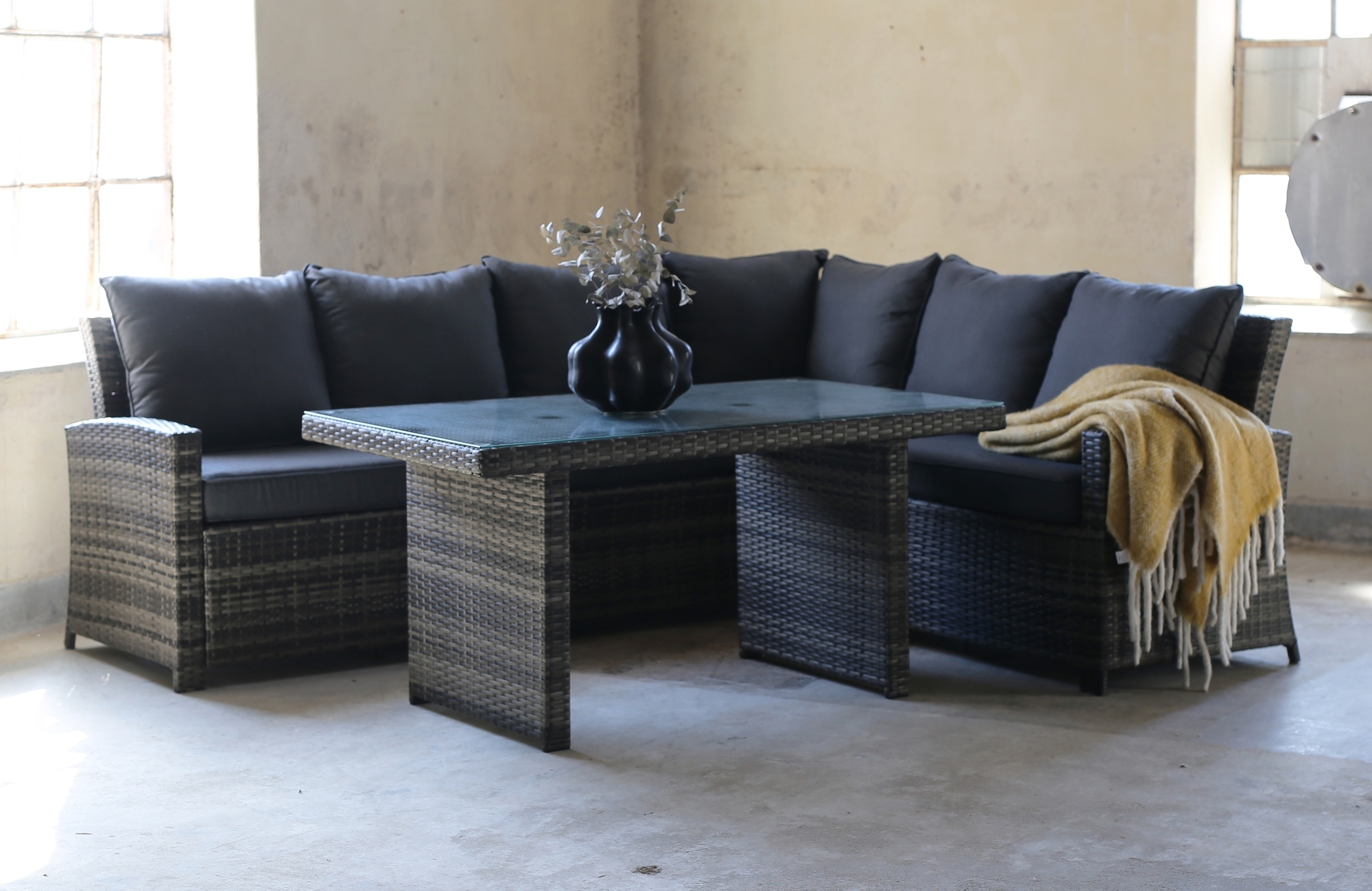 Daven utegrupp med bord - Gr� konstrotting