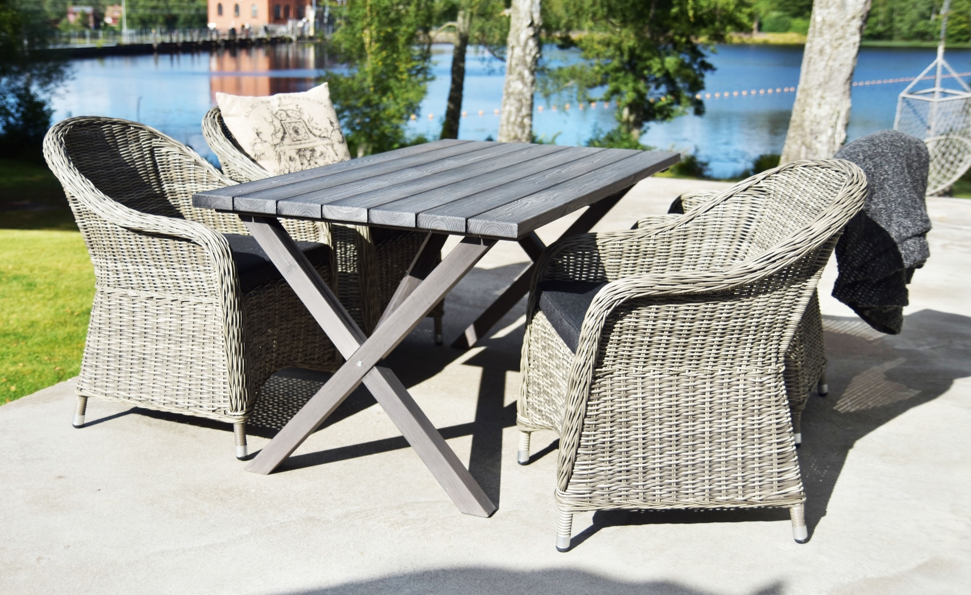 Matgrupp Mercury: Scottsdale bord inklusive 4 st Mercury fåtöljer - Cement + Matgrupp Mercury: Scottsdale bord inklusive 4 st Mercury fåtöljer - Cement +