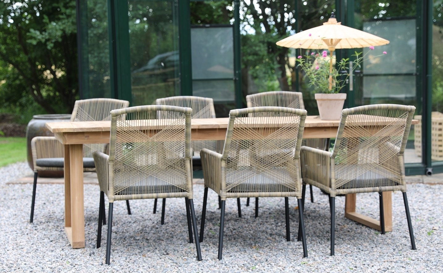 Saltö utematgrupp matbord 240x100 cm med 6 st Ystad karmstolar - Teak/Svart Saltö utematgrupp matbord 240x100 cm med 6 st Ystad karmstolar - Teak/Svart