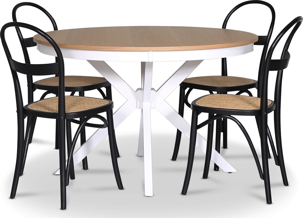 Tromsö matgrupp; runt matbord Vit / Ek med 4 st Danderyd No.16 matstolar Svart Tromsö matgrupp; runt matbord Vit / Ek med 4 st Danderyd No.16 matstolar Svart