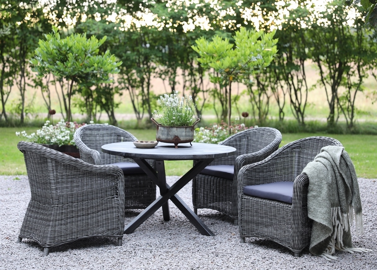 Matgrupp Mercury: Scottsdale runt bord i Shabby Chic gr� inklusive 4 st Mercury light f�t�ljer gr� konstrotting