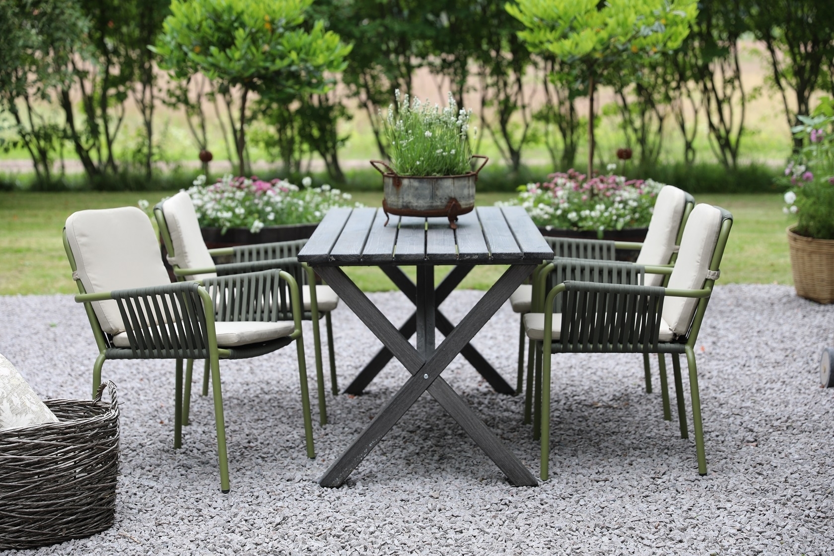 Matgrupp Scottsdale bord 150 cm i Shabby Chic grå inklusive 4 st gröna stapelbara Lincoln stolar Matgrupp Scottsdale bord 150 cm i Shabby Chic grå inklusive 4 st gröna stapelbara Lincoln stolar