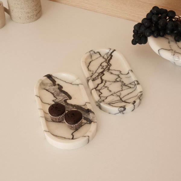 Dekorationsfat i vit marmor från Sicilien 2 delar - 25 x 12 x 2 cm Dekorationsfat i vit marmor från Sicilien 2 delar - 25 x 12 x 2 cm