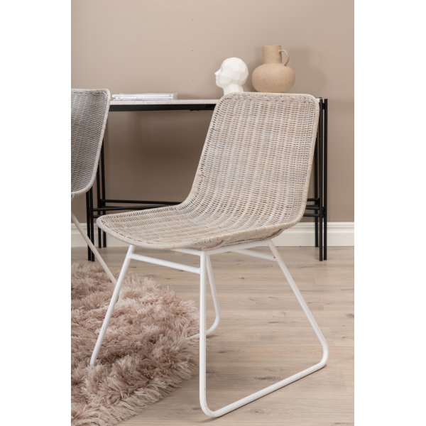 Bianca Matgrupp runt vitputsat matbord med 4 st Cirebon rotting stolar Bianca Matgrupp runt vitputsat matbord med 4 st Cirebon rotting stolar