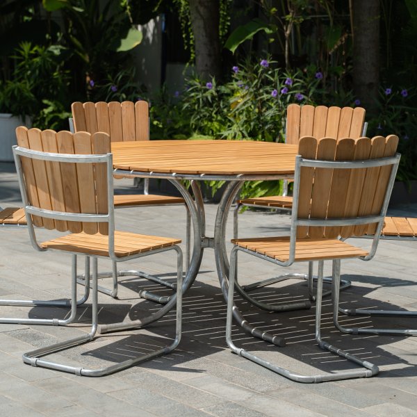 M�llan utegrupp i teak: 6 st stolar med matbord �130 cm