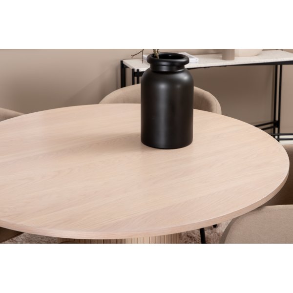 Bianca Matgrupp runt vitputsat matbord med 4 st Berit beige polyesterlinne stolar