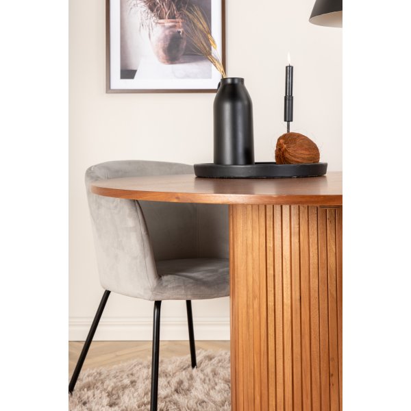 Bianca Matgrupp runt valnöt matbord med 4 st Berit grå stolar Bianca Matgrupp runt valnöt matbord med 4 st Berit grå stolar